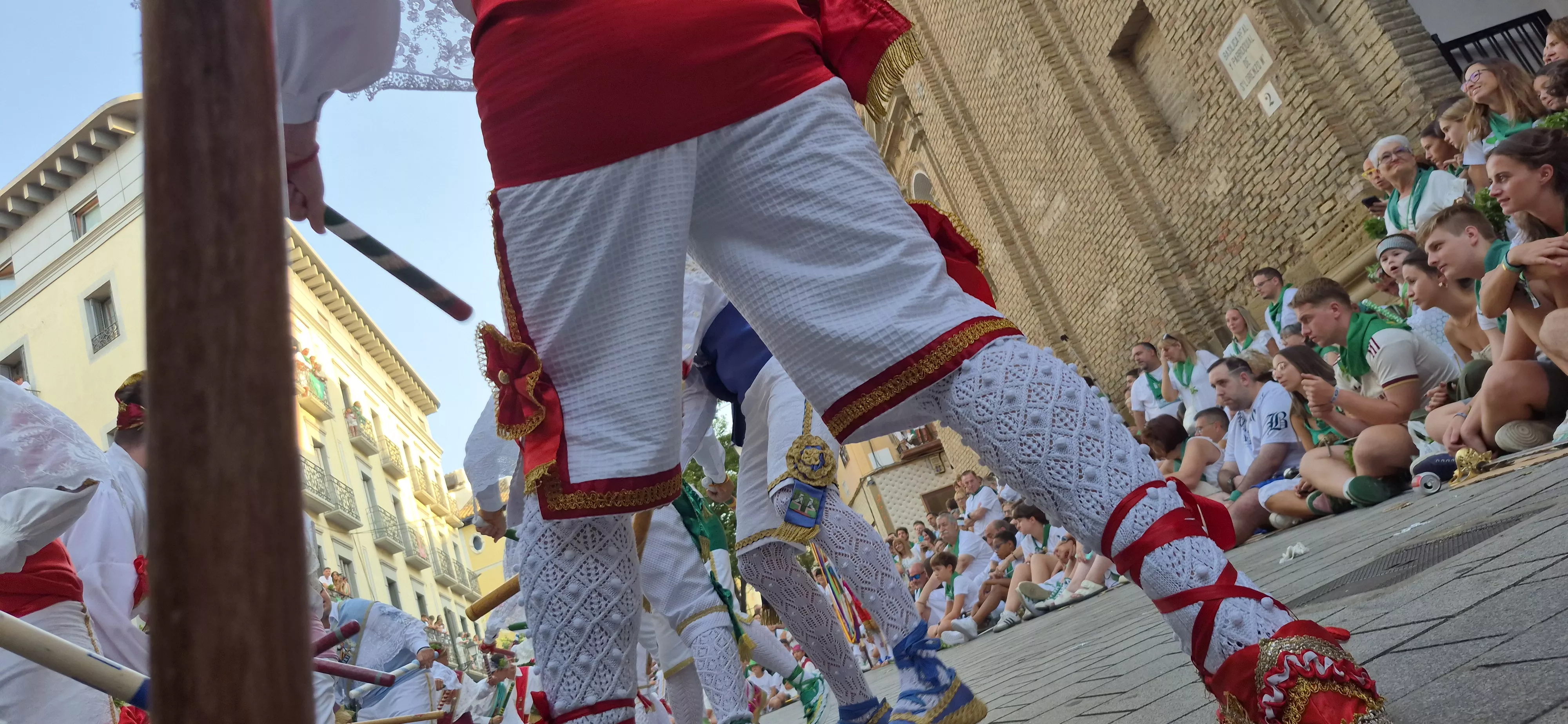 Los Danzantes de Huesca bailando el 10 de agosto de 2026 ante la Basílica de San Lorenzo. Foto Myriam Martínez