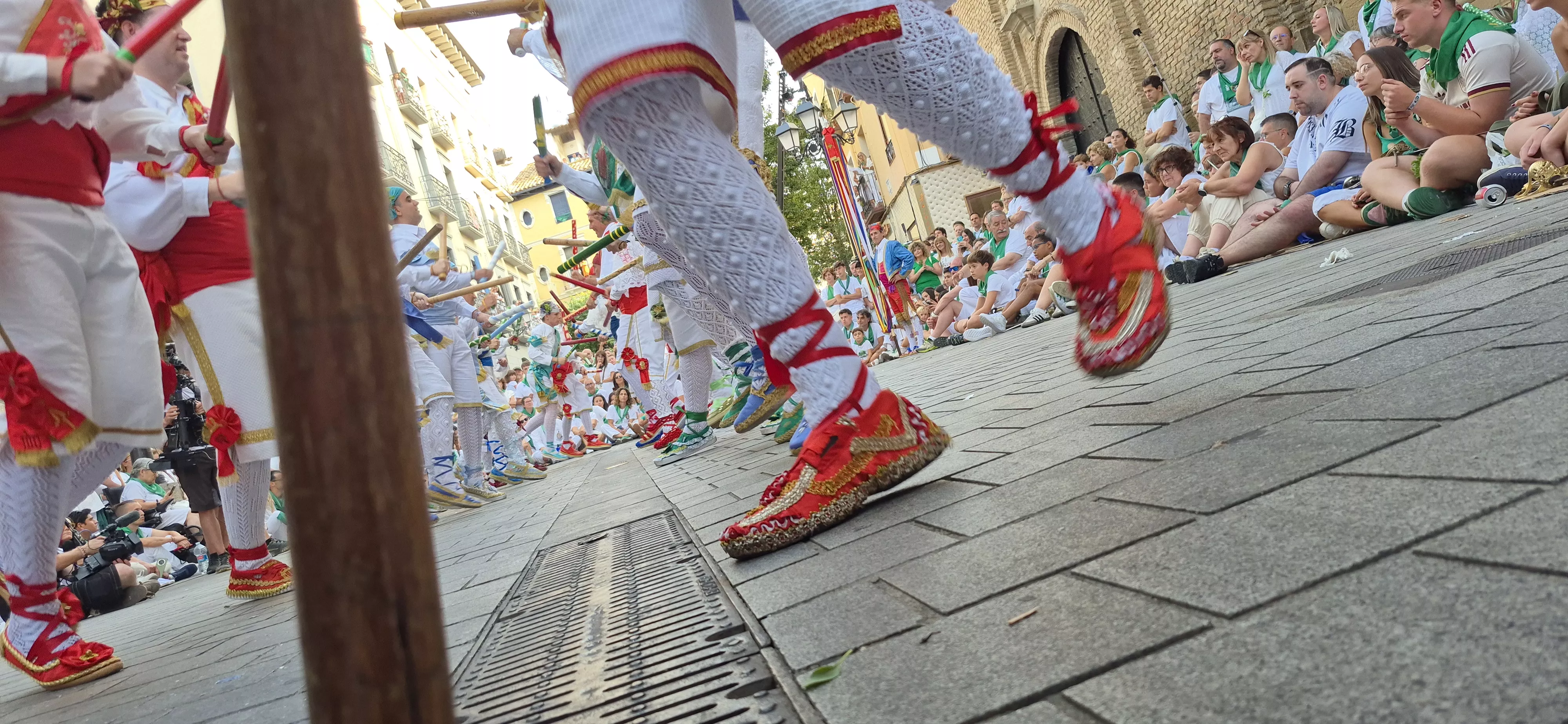 Los Danzantes de Huesca bailando el 10 de agosto de 2026 ante la Basílica de San Lorenzo. Foto Myriam Martínez