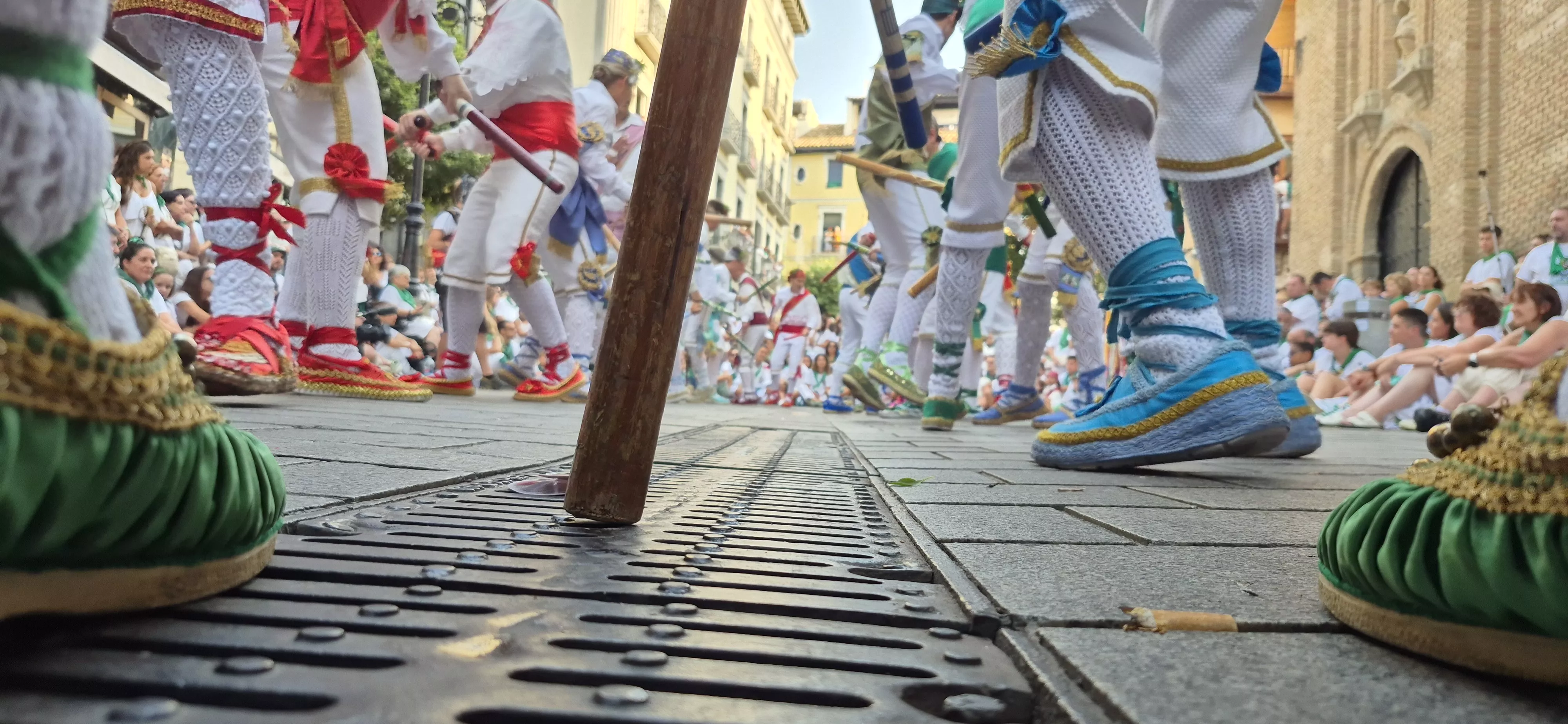 Los Danzantes de Huesca bailando el 10 de agosto de 2026 ante la Basílica de San Lorenzo. Foto Myriam Martínez