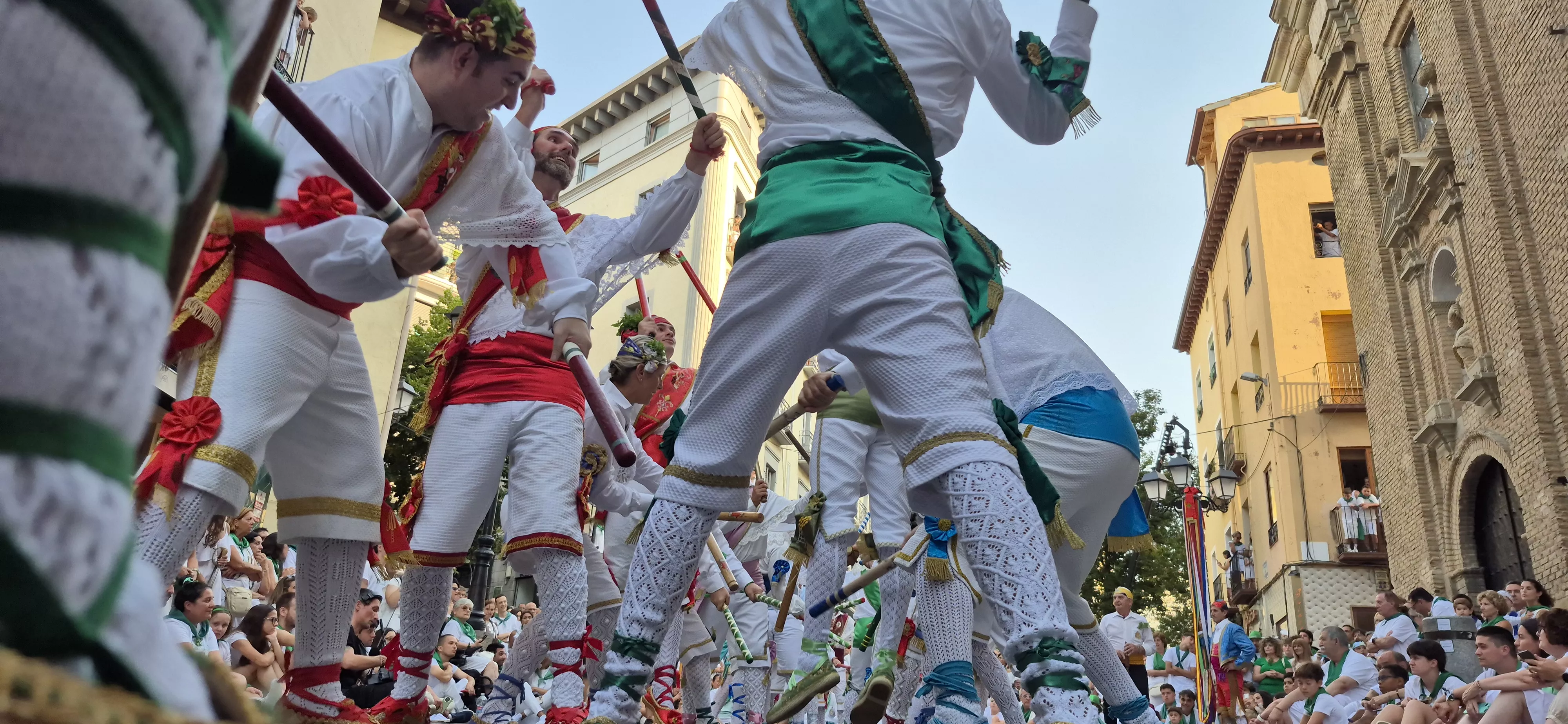 Los Danzantes de Huesca bailando el 10 de agosto de 2026 ante la Basílica de San Lorenzo. Foto Myriam Martínez