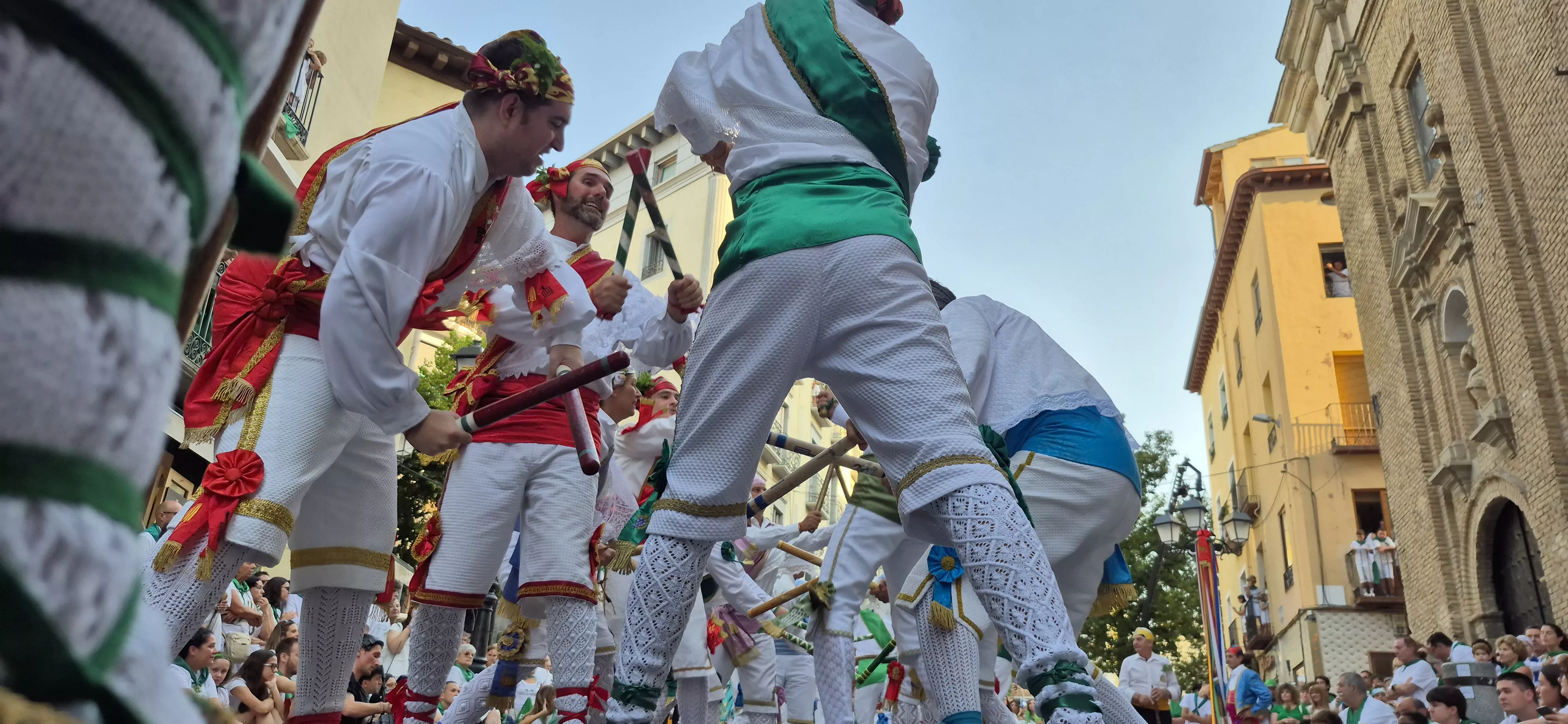 Los Danzantes de Huesca bailando el 10 de agosto de 2026 ante la Basílica de San Lorenzo. Foto Myriam Martínez