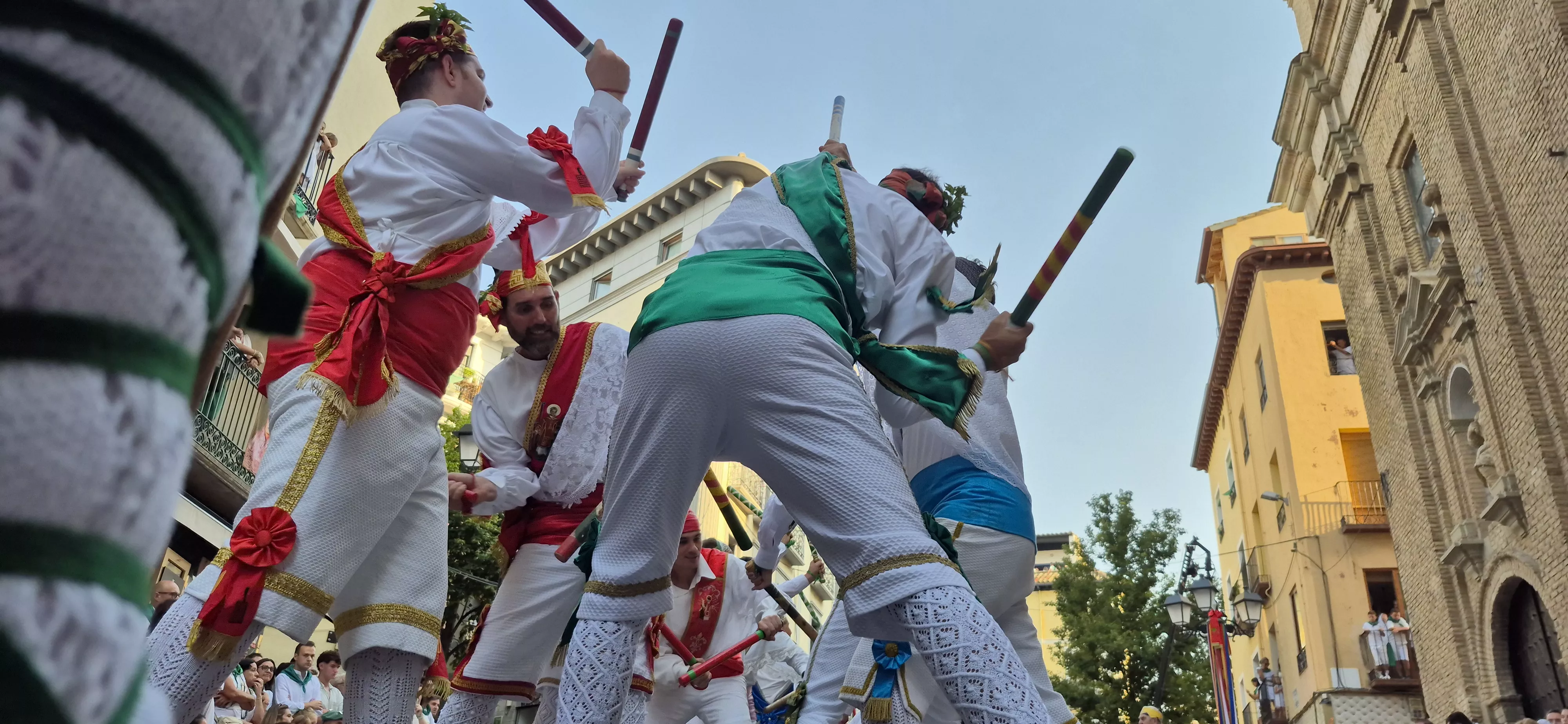 Los Danzantes de Huesca bailando el 10 de agosto de 2026 ante la Basílica de San Lorenzo. Foto Myriam Martínez