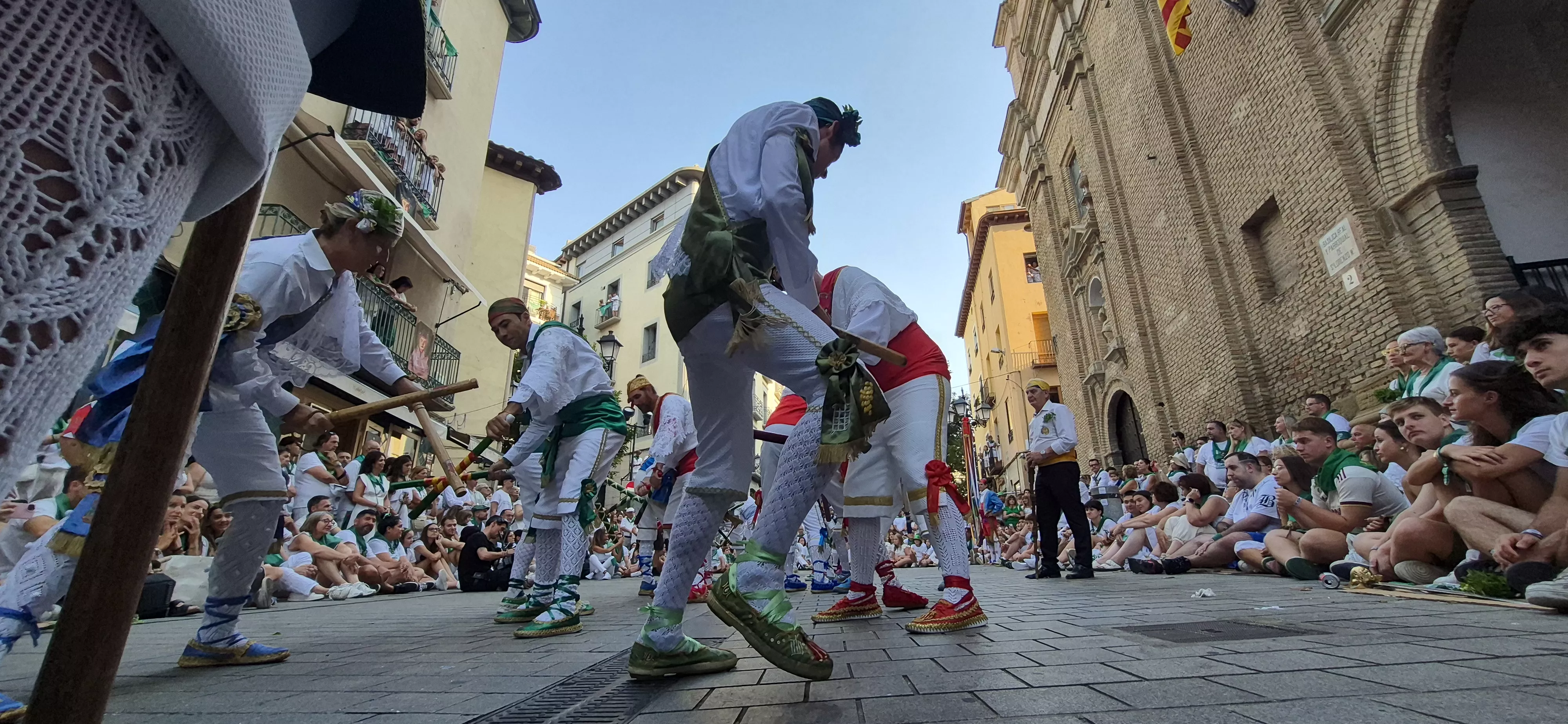 Los Danzantes de Huesca bailando el 10 de agosto de 2026 ante la Basílica de San Lorenzo. Foto Myriam Martínez