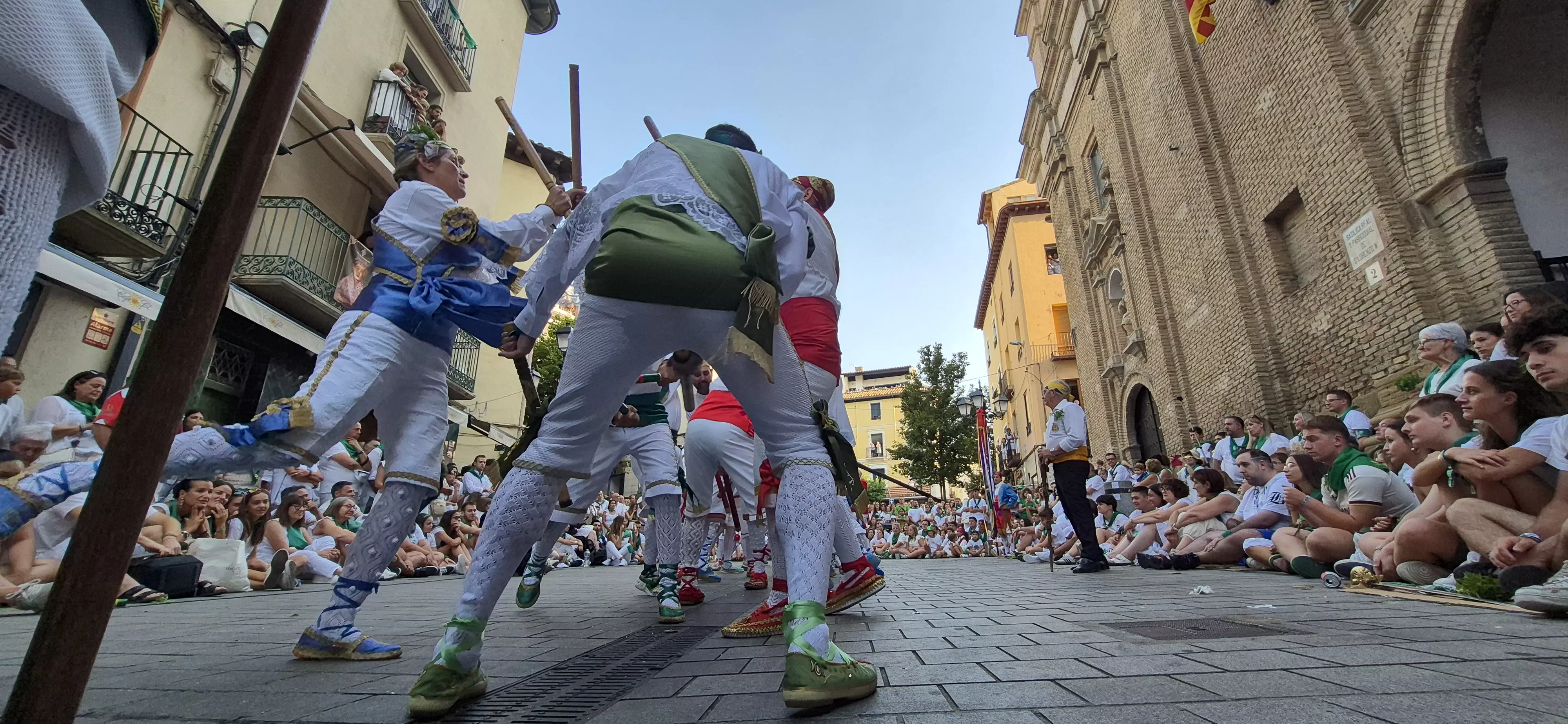 Los Danzantes de Huesca bailando el 10 de agosto de 2026 ante la Basílica de San Lorenzo. Foto Myriam Martínez