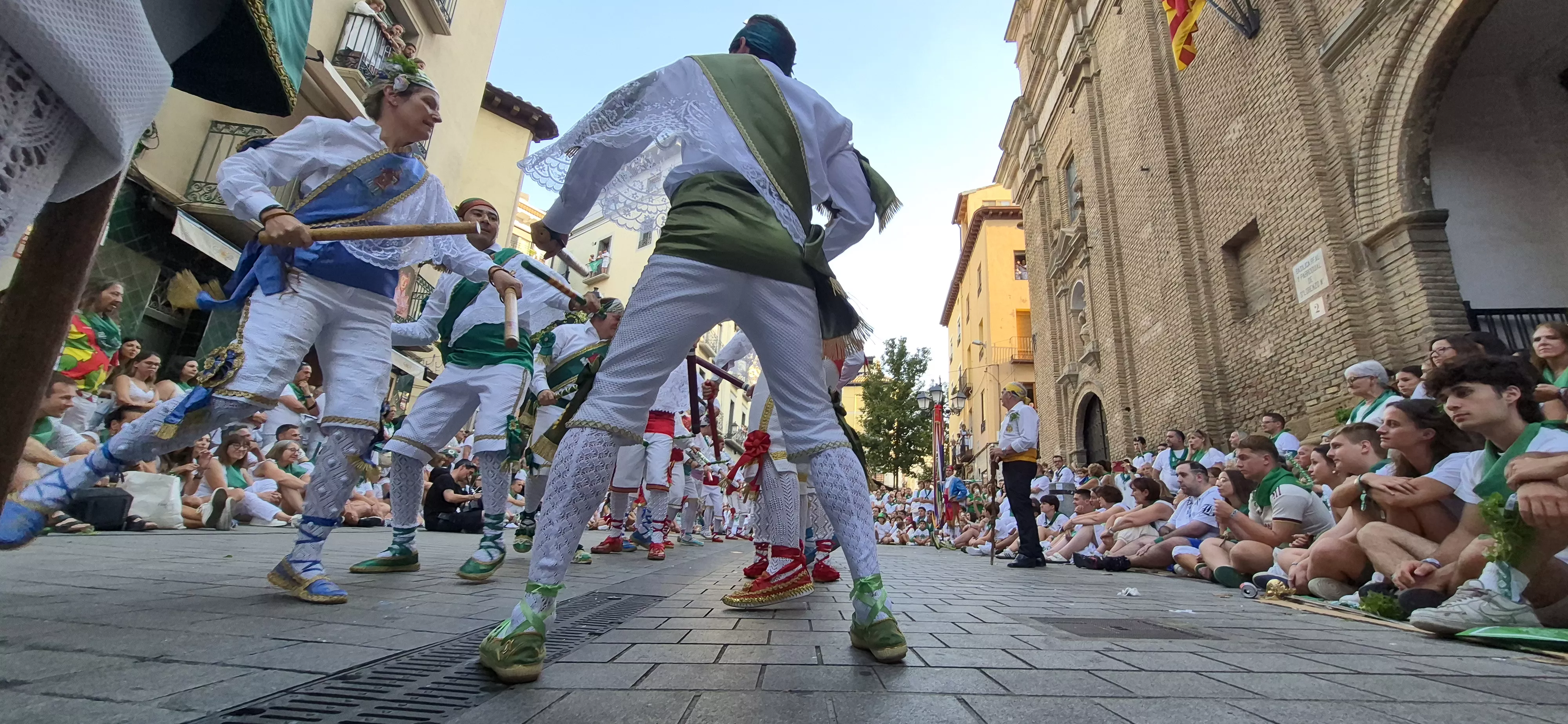 Los Danzantes de Huesca bailando el 10 de agosto de 2026 ante la Basílica de San Lorenzo. Foto Myriam Martínez