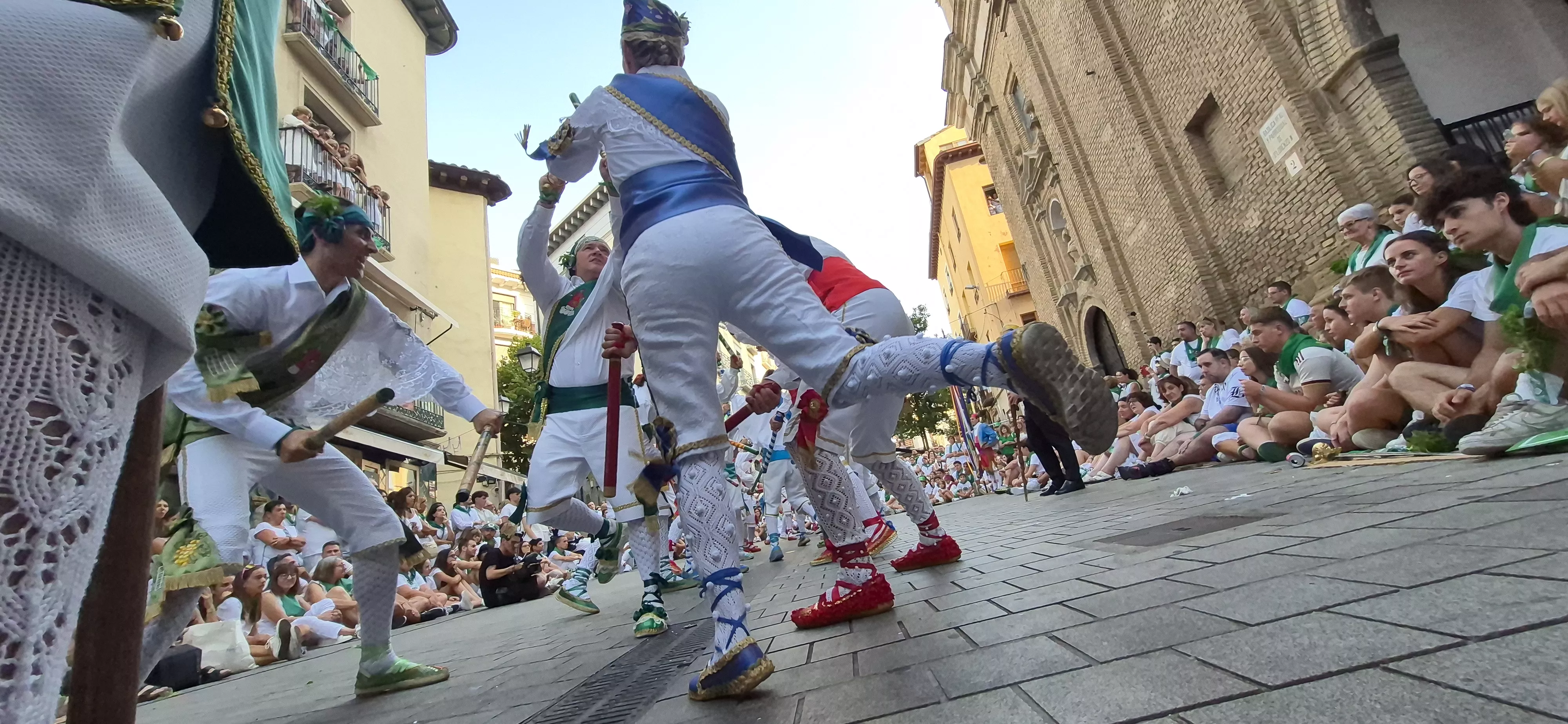 Los Danzantes de Huesca bailando el 10 de agosto de 2026 ante la Basílica de San Lorenzo. Foto Myriam Martínez