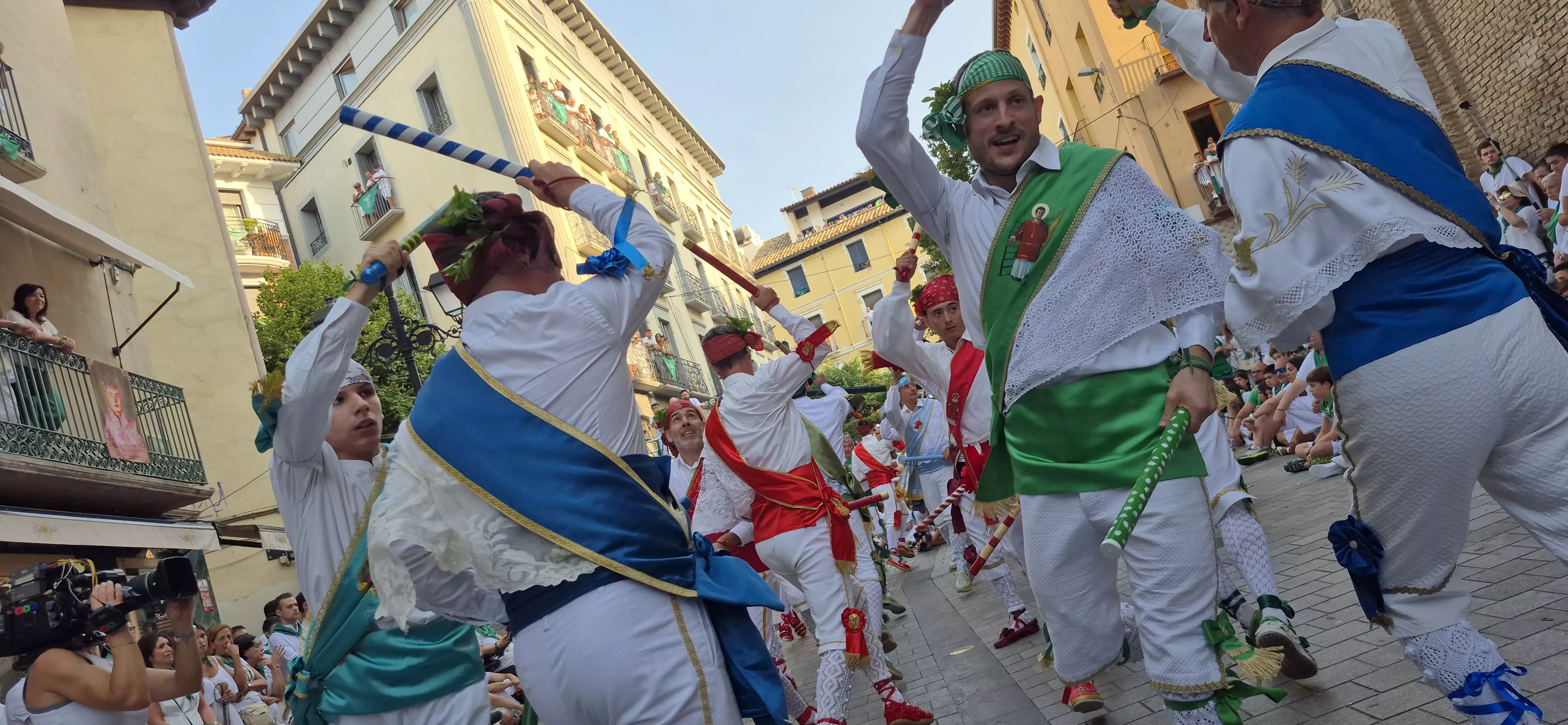 Los Danzantes de Huesca bailando el 10 de agosto de 2026 ante la Basílica de San Lorenzo. Foto Myriam Martínez