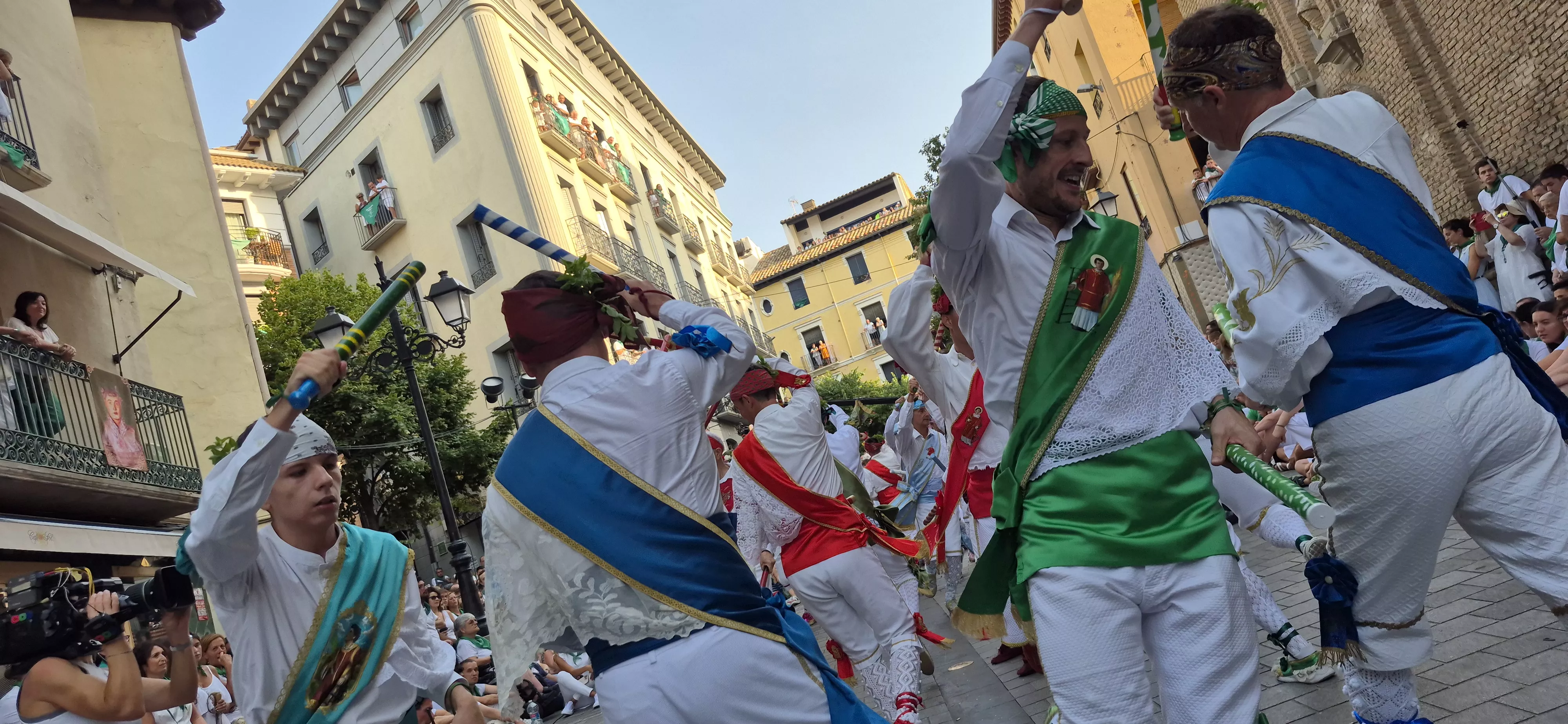 Los Danzantes de Huesca bailando el 10 de agosto de 2026 ante la Basílica de San Lorenzo. Foto Myriam Martínez