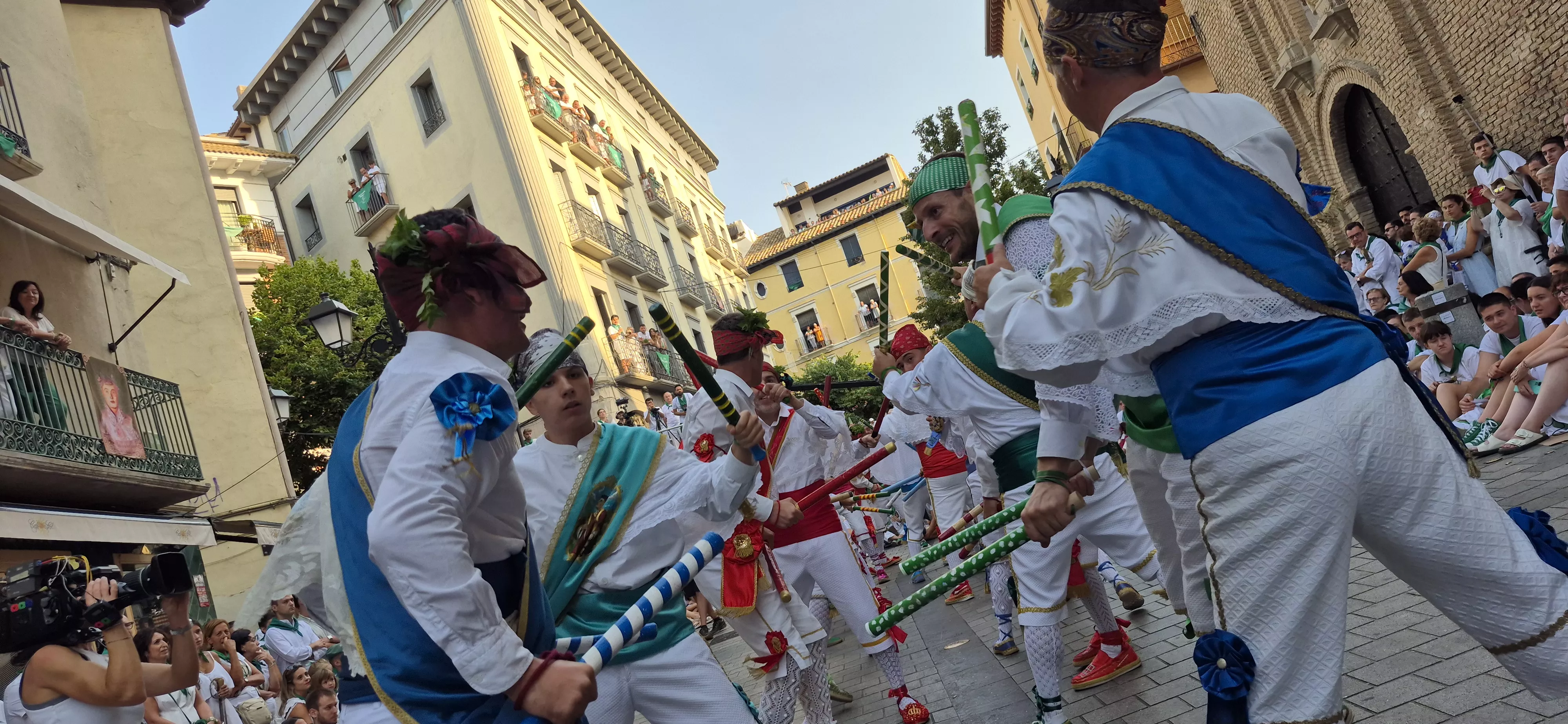 Los Danzantes de Huesca bailando el 10 de agosto de 2026 ante la Basílica de San Lorenzo. Foto Myriam Martínez