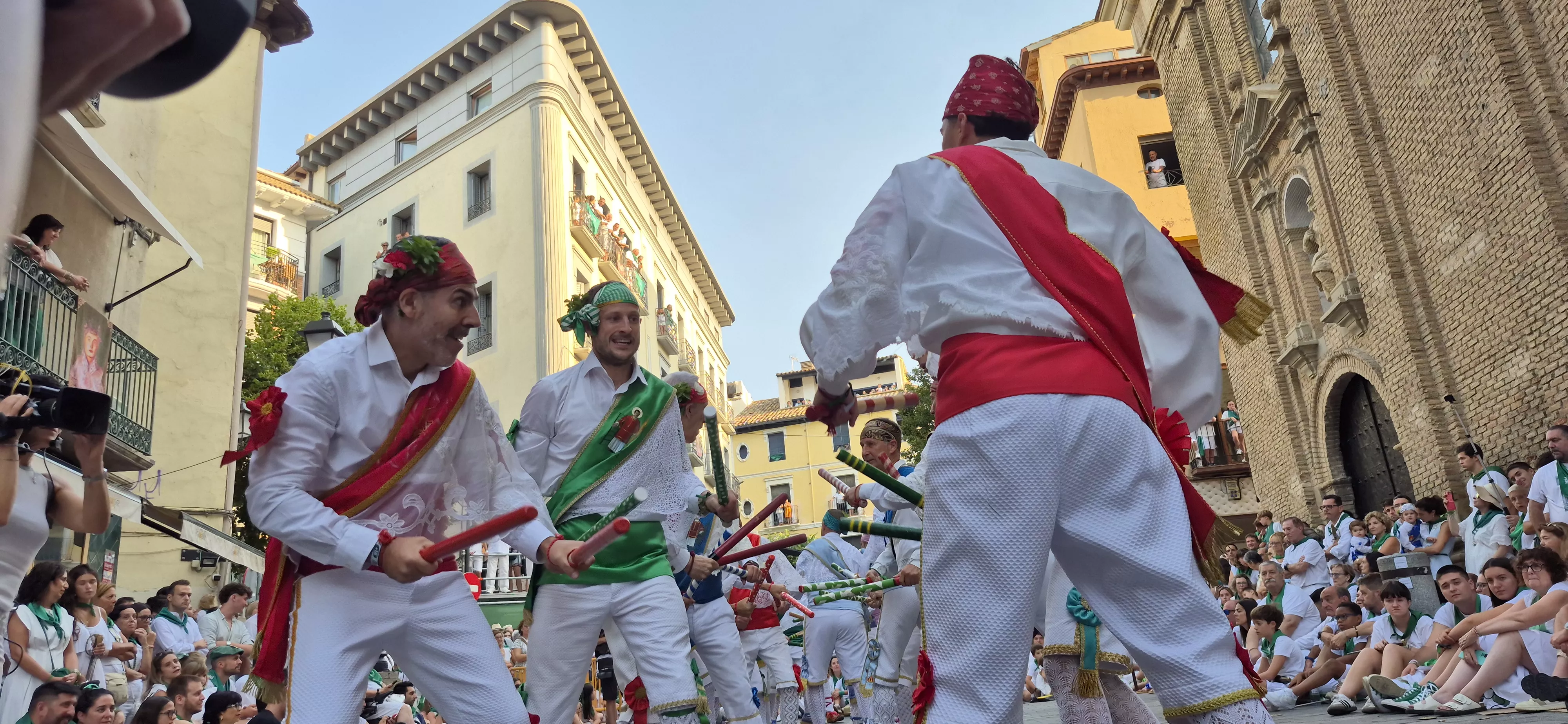 Los Danzantes de Huesca bailando el 10 de agosto de 2026 ante la Basílica de San Lorenzo. Foto Myriam Martínez