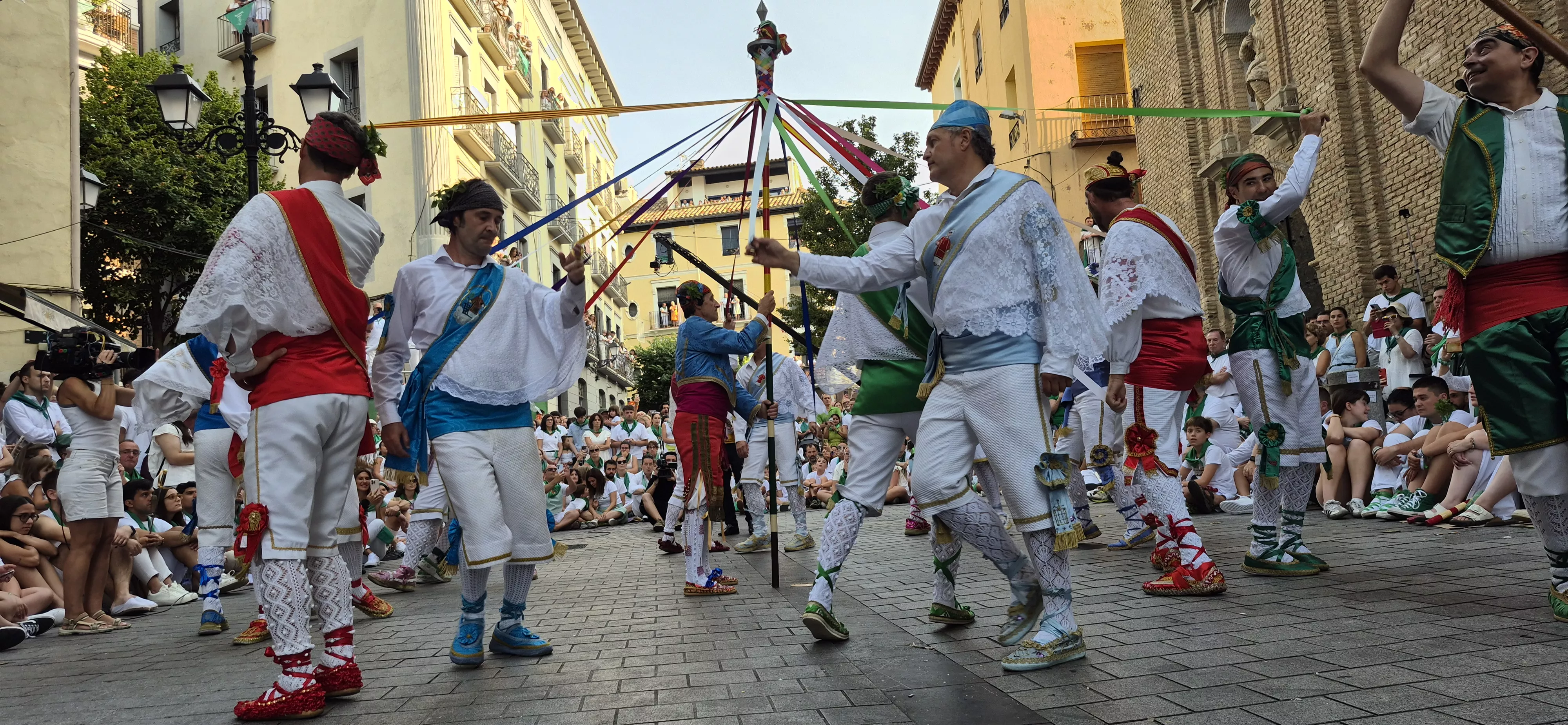 Los Danzantes de Huesca bailando el 10 de agosto de 2026 ante la Basílica de San Lorenzo. Foto Myriam Martínez