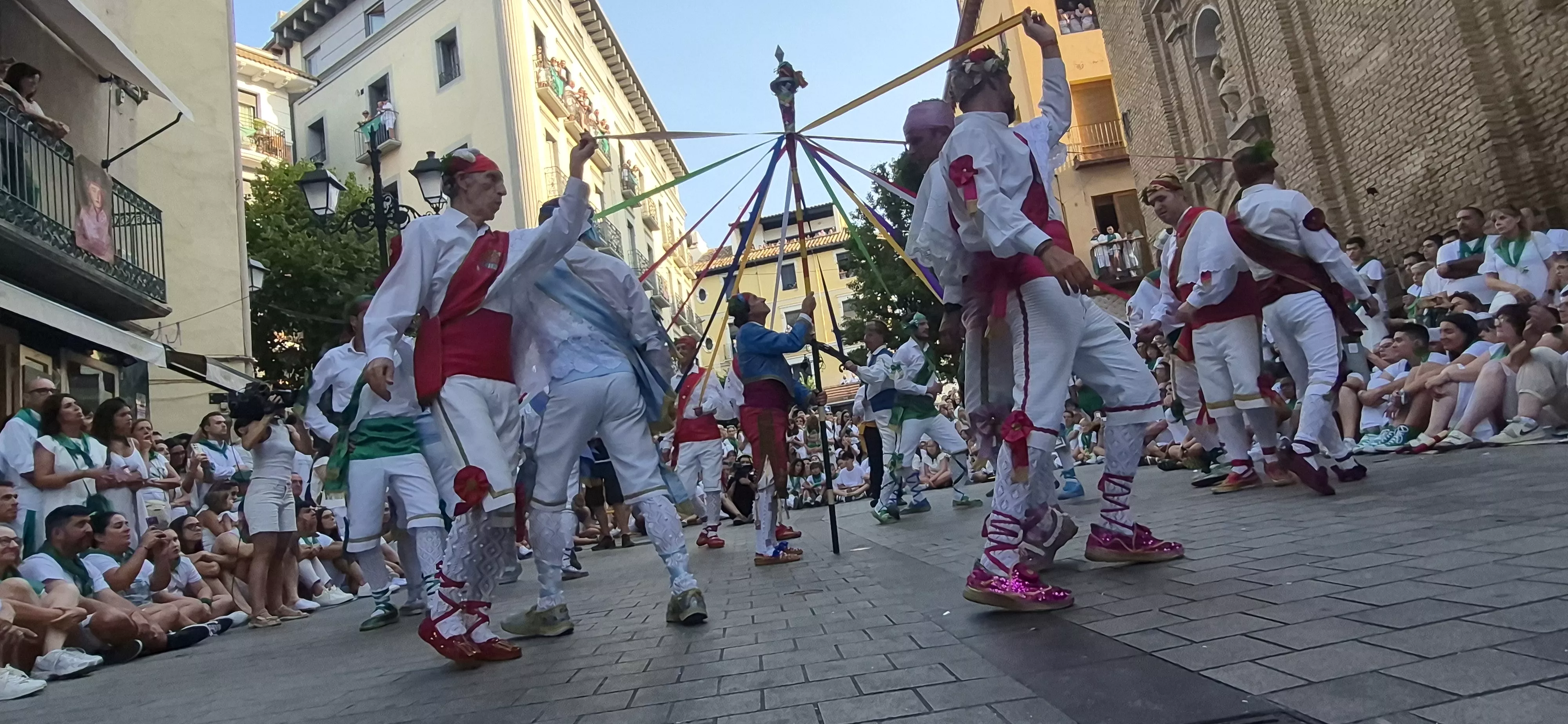 Los Danzantes de Huesca bailando el 10 de agosto de 2026 ante la Basílica de San Lorenzo. Foto Myriam Martínez