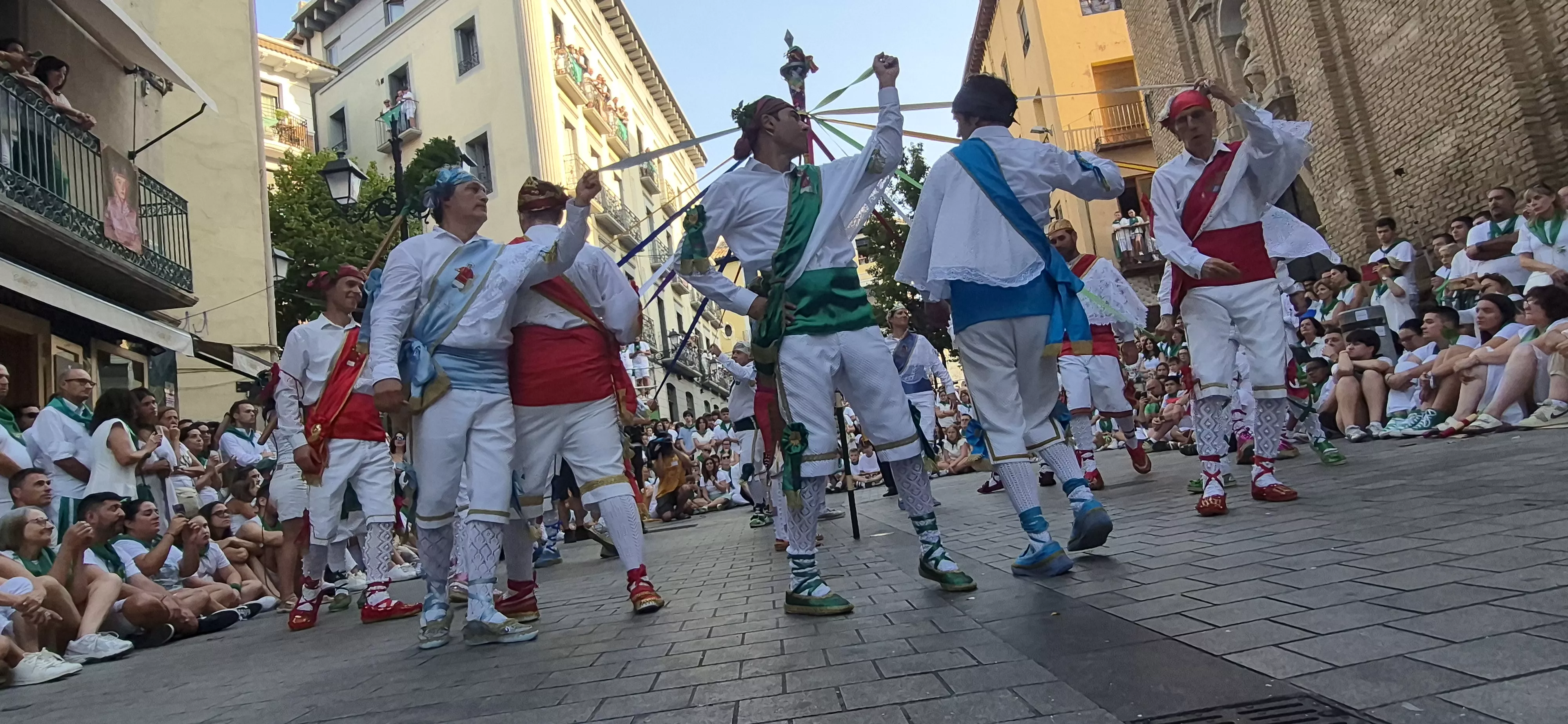 Los Danzantes de Huesca bailando el 10 de agosto de 2026 ante la Basílica de San Lorenzo. Foto Myriam Martínez