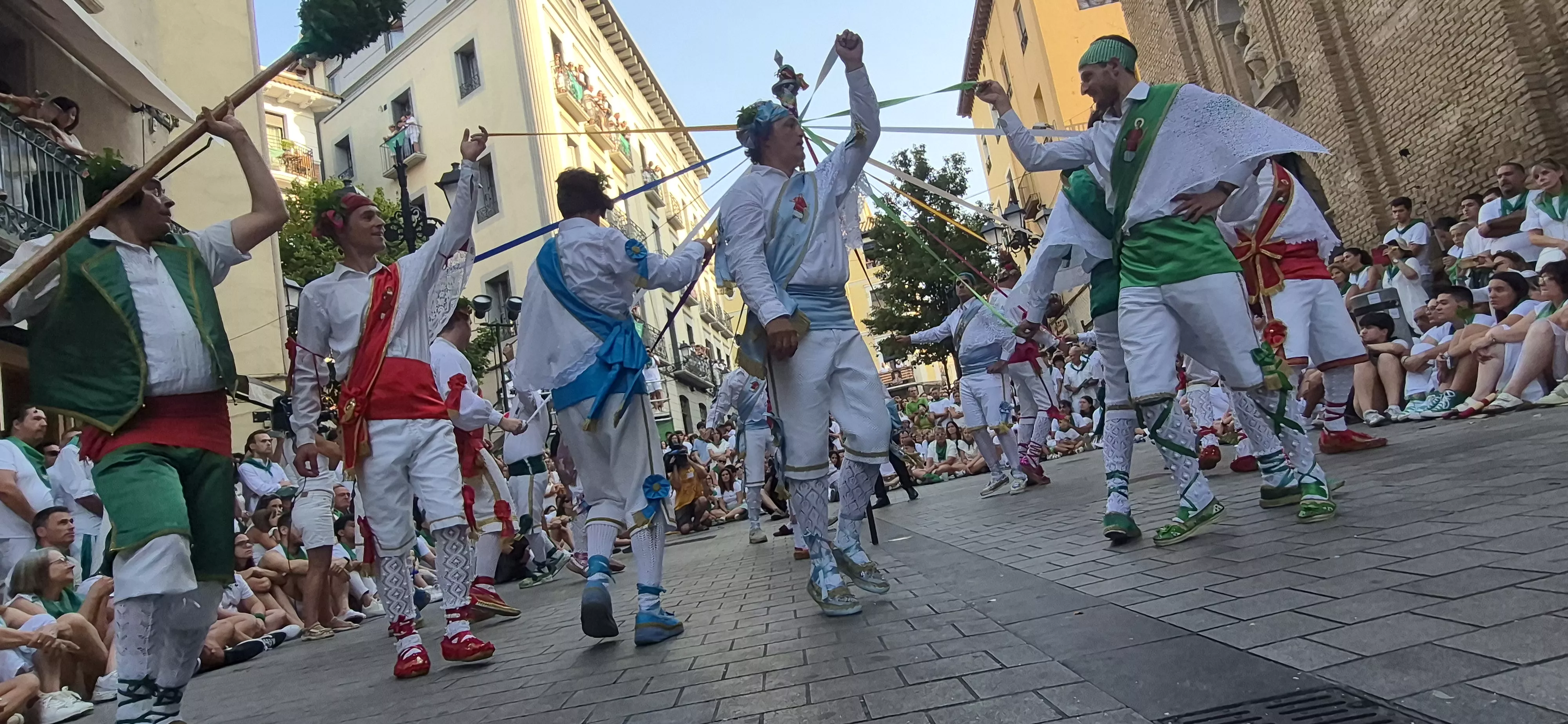 Los Danzantes de Huesca bailando el 10 de agosto de 2026 ante la Basílica de San Lorenzo. Foto Myriam Martínez
