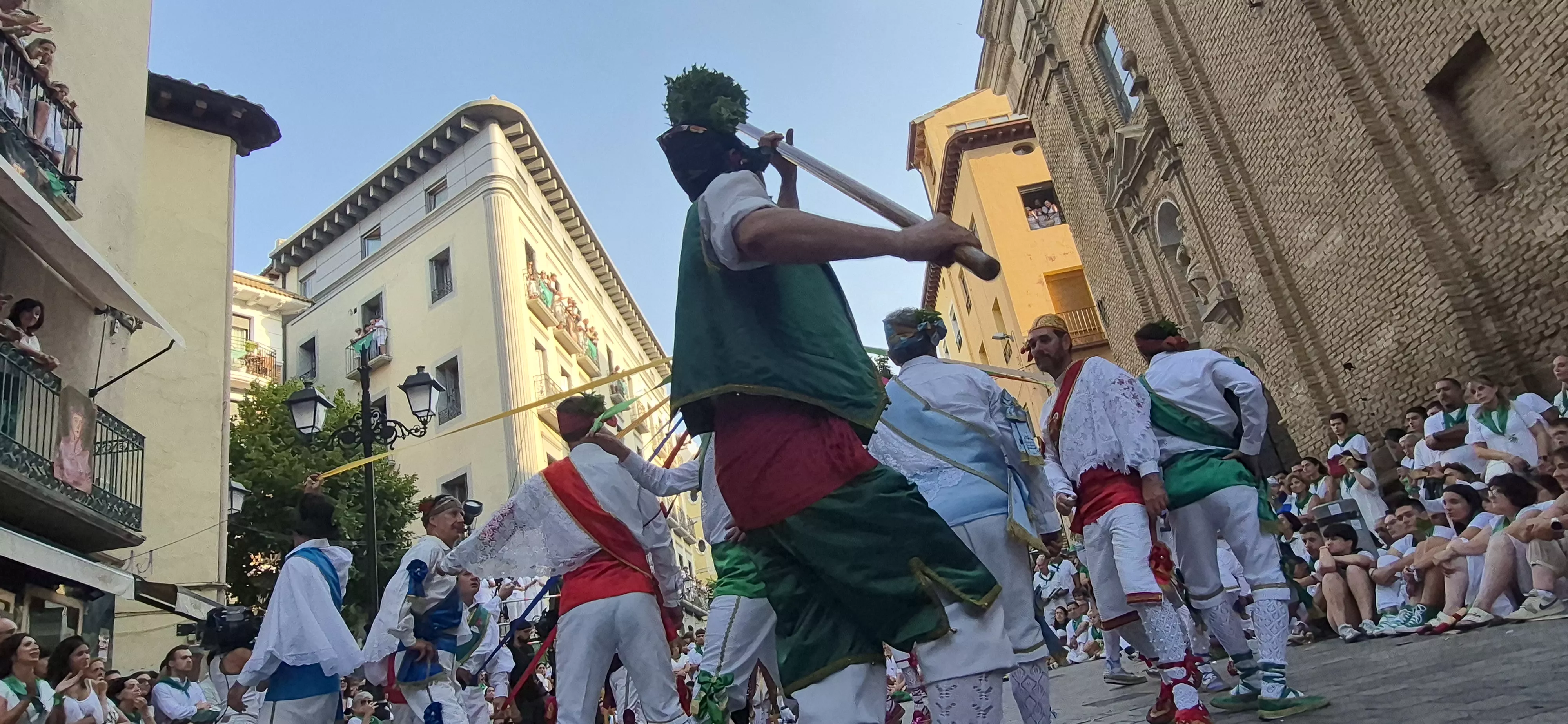 Los Danzantes de Huesca bailando el 10 de agosto de 2026 ante la Basílica de San Lorenzo. Foto Myriam Martínez