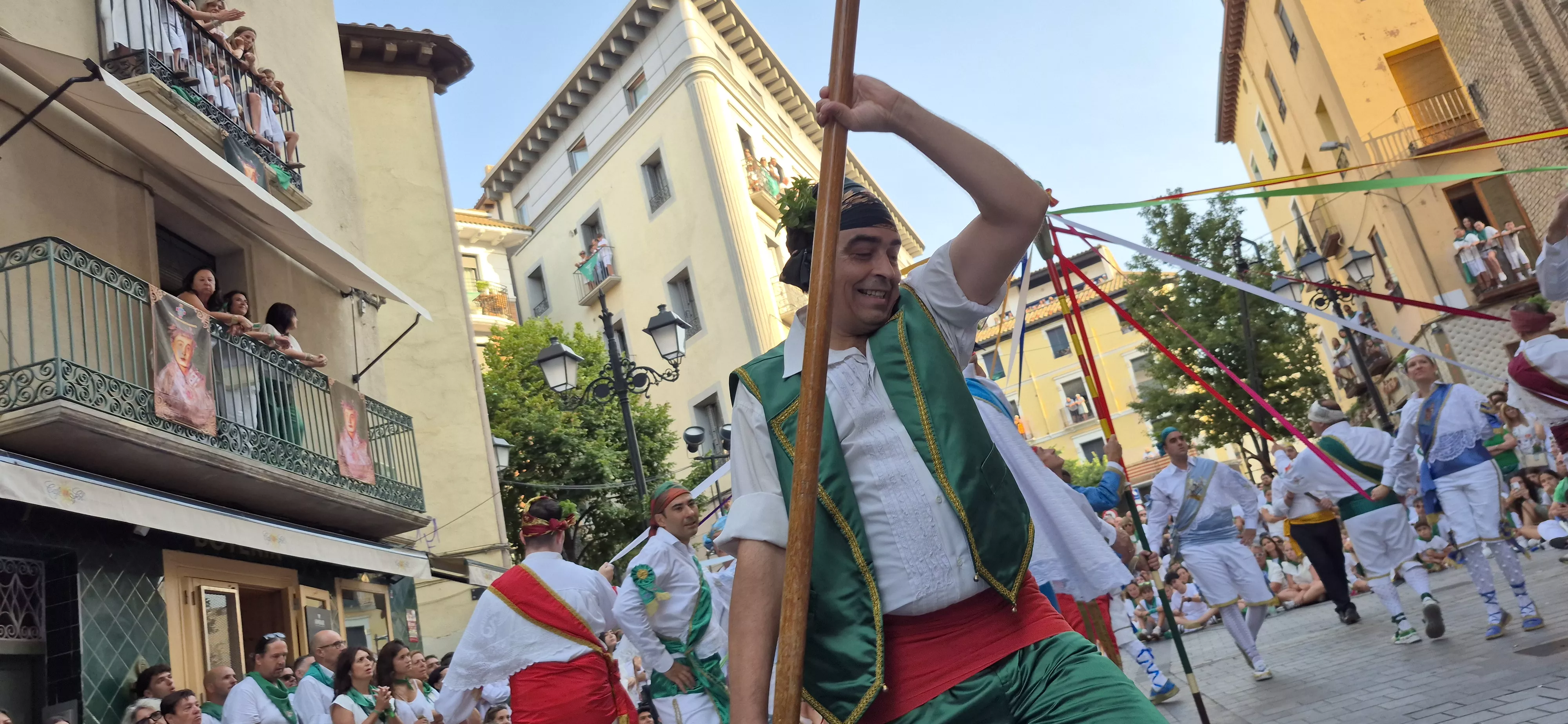 Los Danzantes de Huesca bailando el 10 de agosto de 2026 ante la Basílica de San Lorenzo. Foto Myriam Martínez