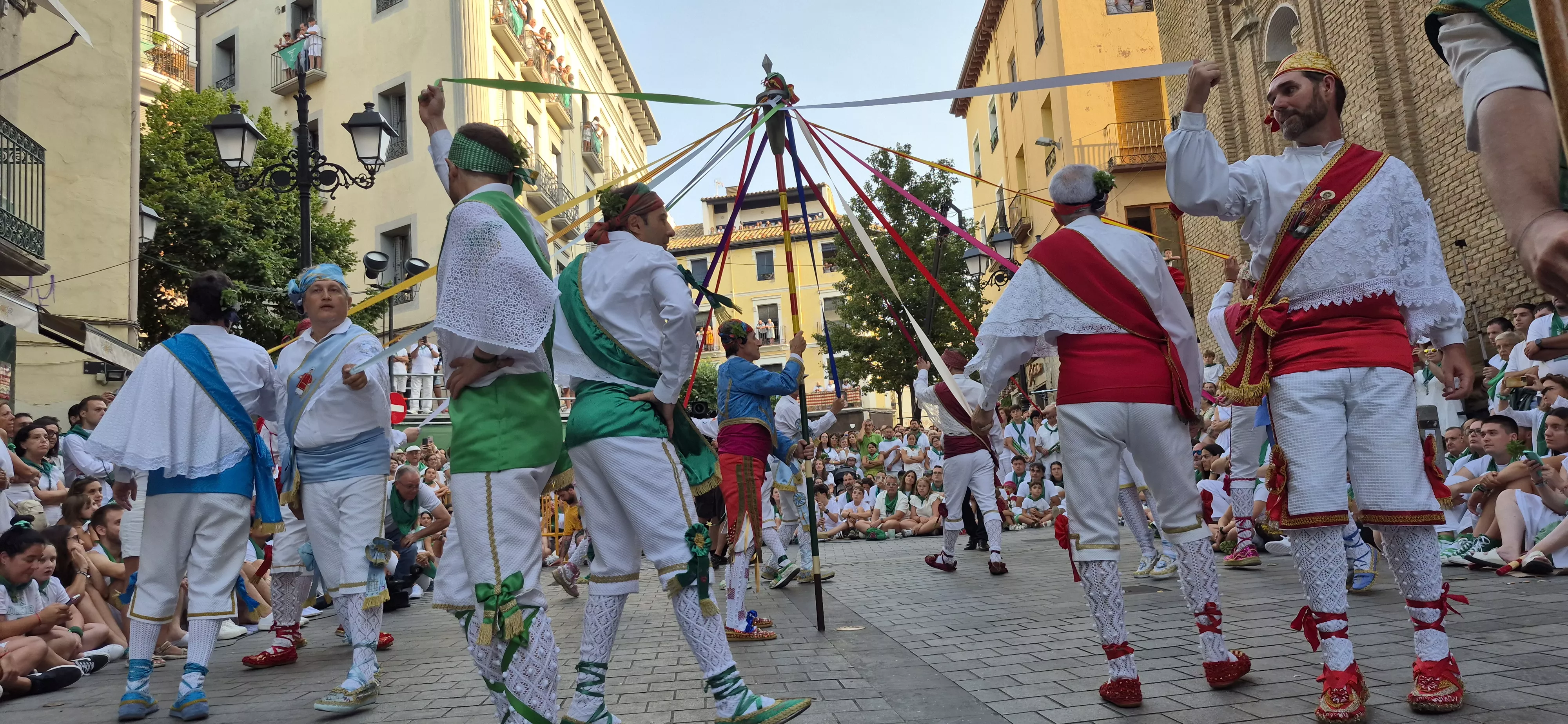 Los Danzantes de Huesca bailando el 10 de agosto de 2026 ante la Basílica de San Lorenzo. Foto Myriam Martínez