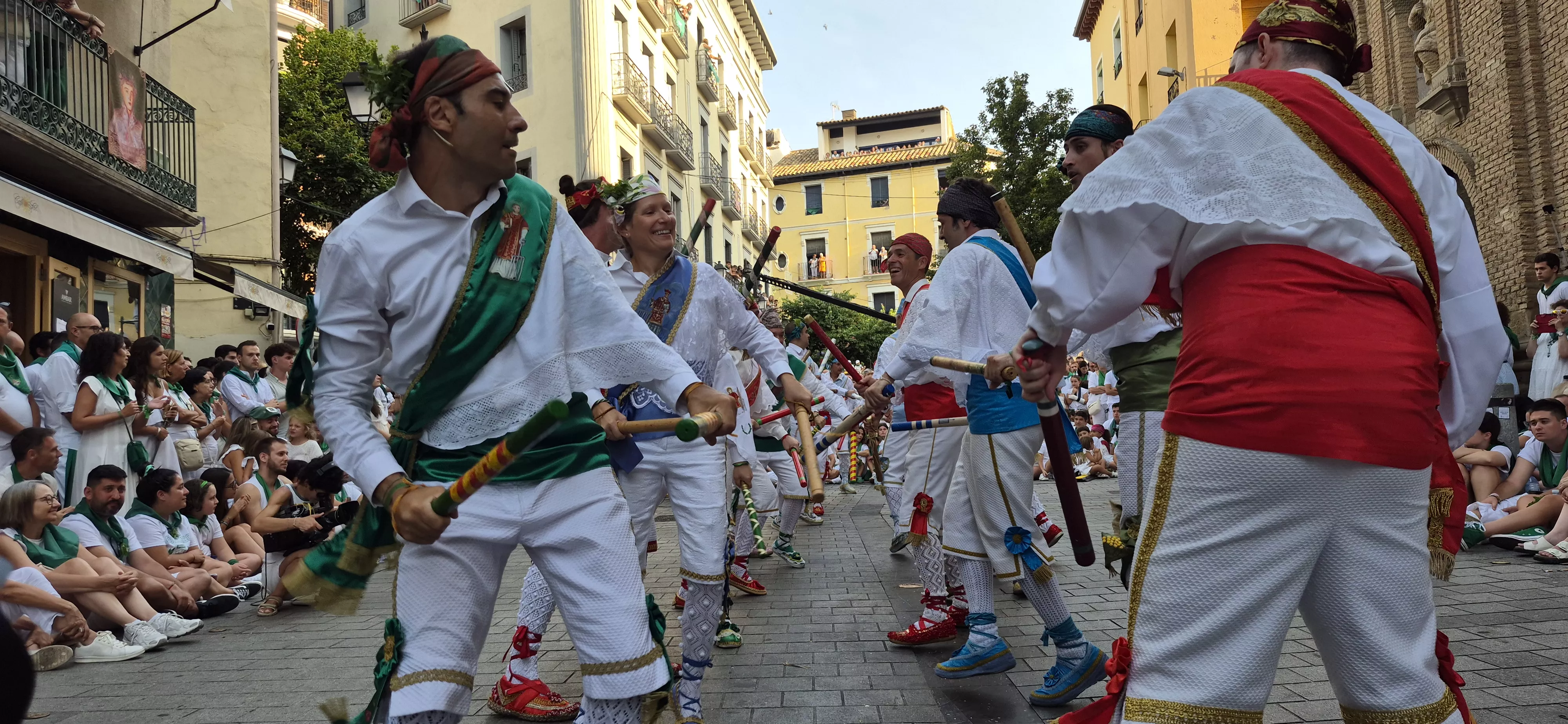 Los Danzantes de Huesca bailando el 10 de agosto de 2026 ante la Basílica de San Lorenzo. Foto Myriam Martínez