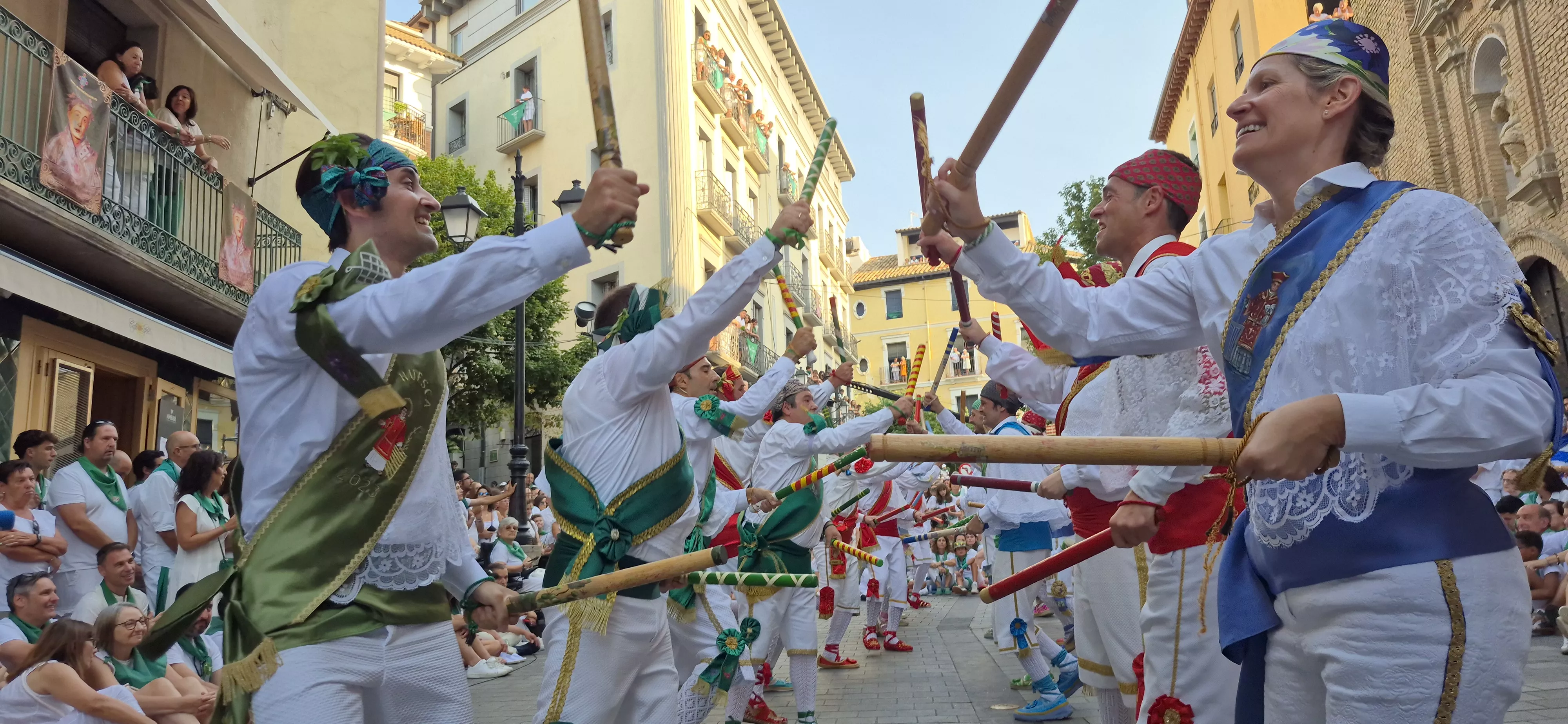 Los Danzantes de Huesca bailando el 10 de agosto de 2026 ante la Basílica de San Lorenzo. Foto Myriam Martínez