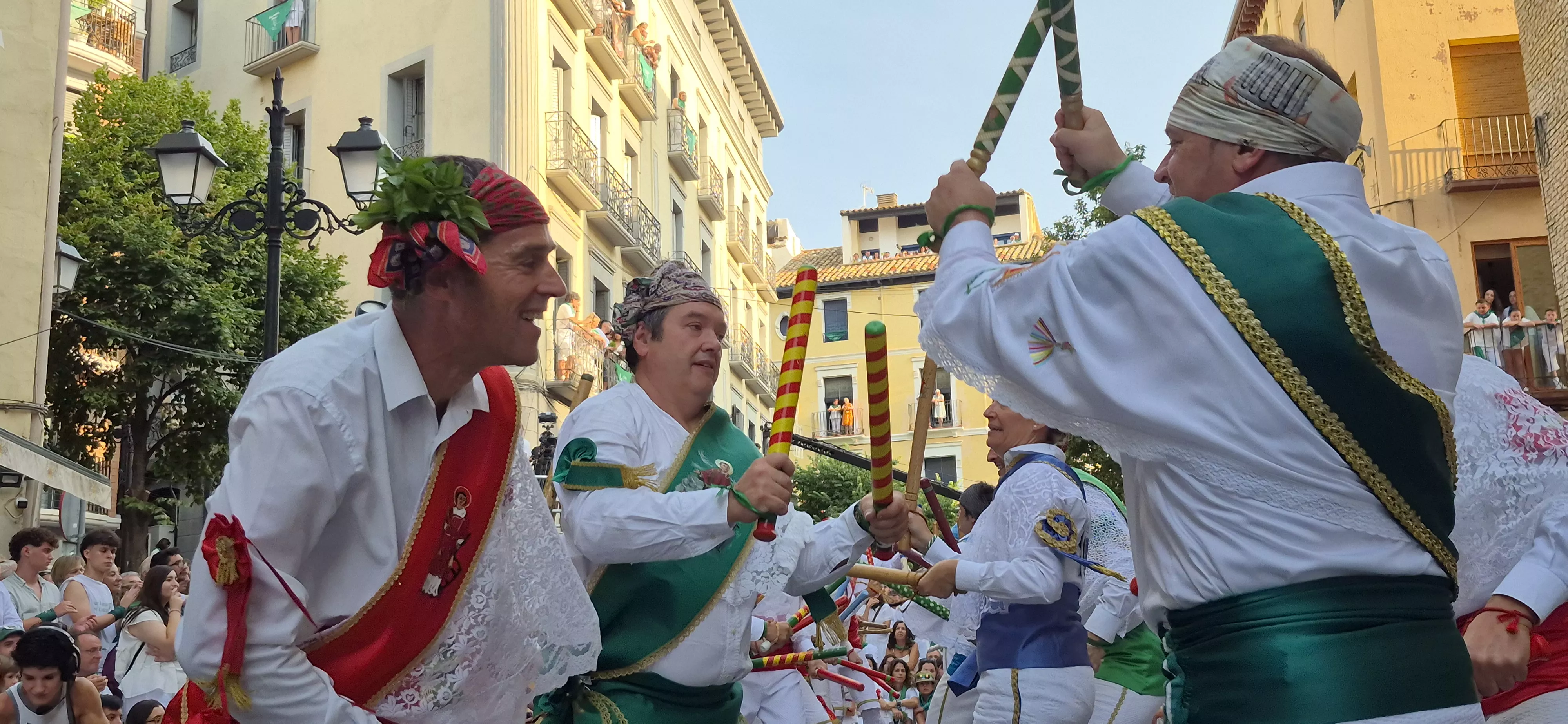 Los Danzantes de Huesca bailando el 10 de agosto de 2026 ante la Basílica de San Lorenzo. Foto Myriam Martínez