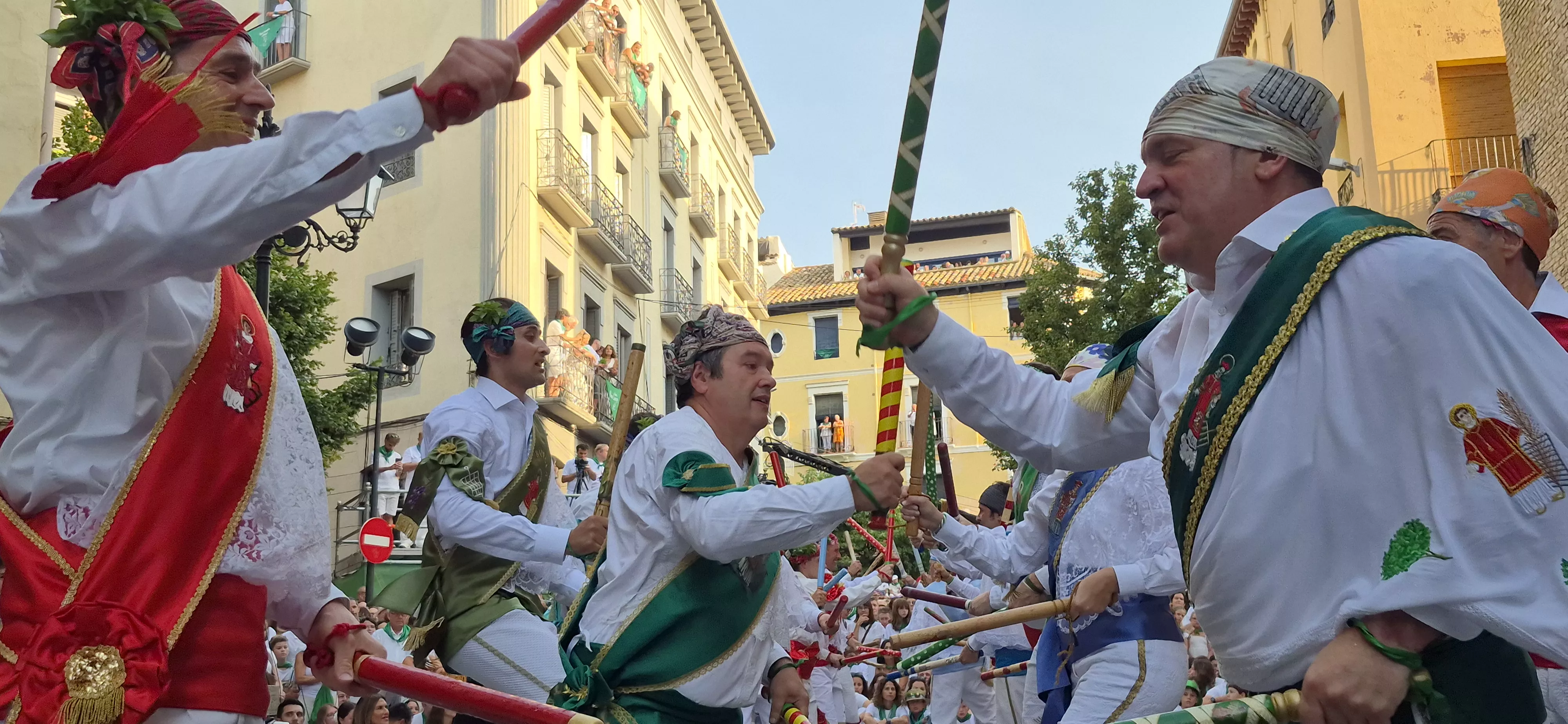 Los Danzantes de Huesca bailando el 10 de agosto de 2026 ante la Basílica de San Lorenzo. Foto Myriam Martínez