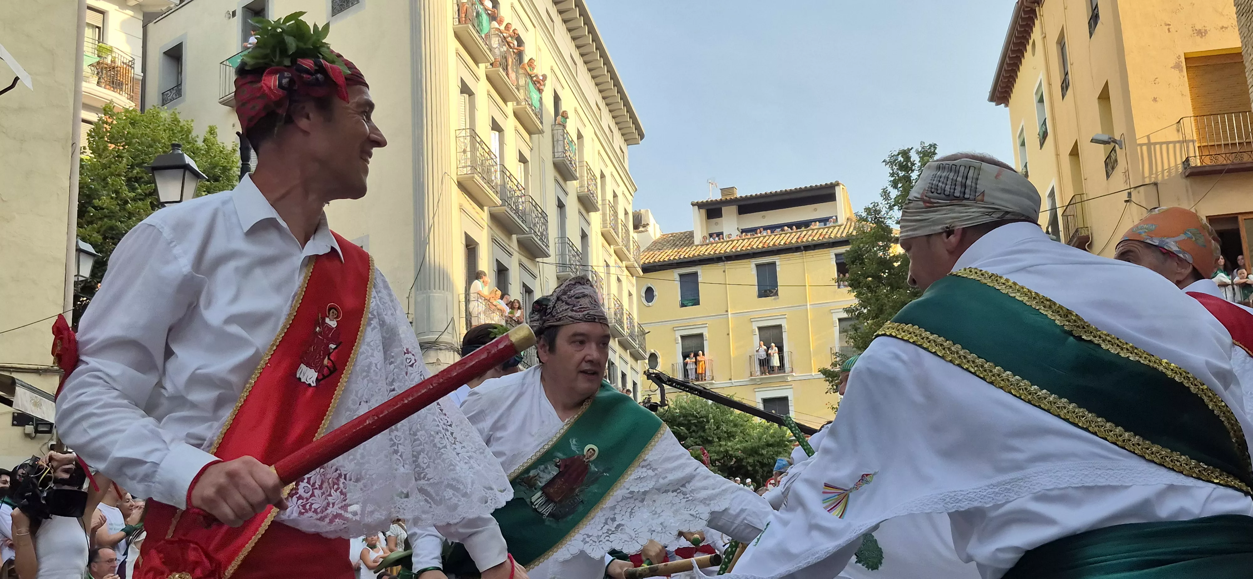 Los Danzantes de Huesca bailando el 10 de agosto de 2026 ante la Basílica de San Lorenzo. Foto Myriam Martínez