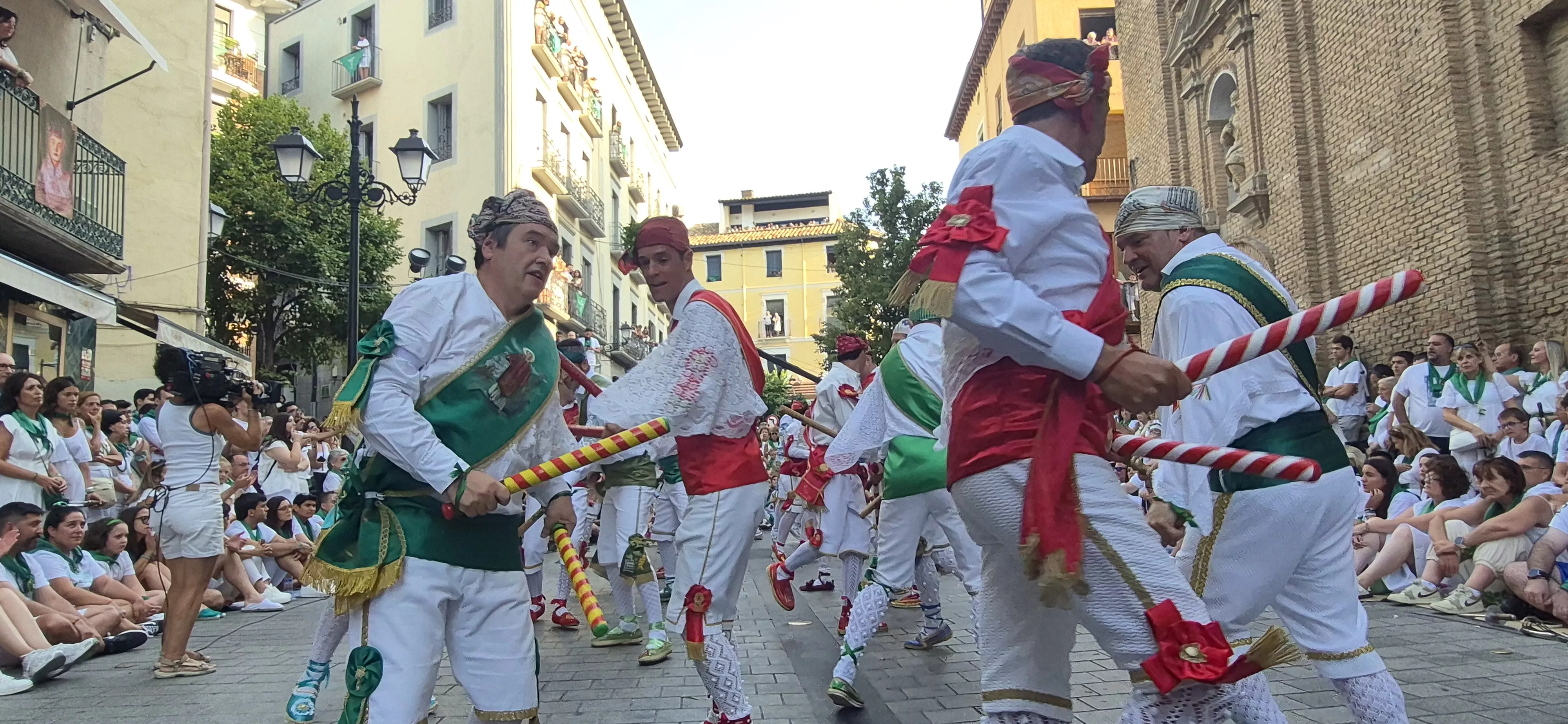 Los Danzantes de Huesca bailando el 10 de agosto de 2026 ante la Basílica de San Lorenzo. Foto Myriam Martínez