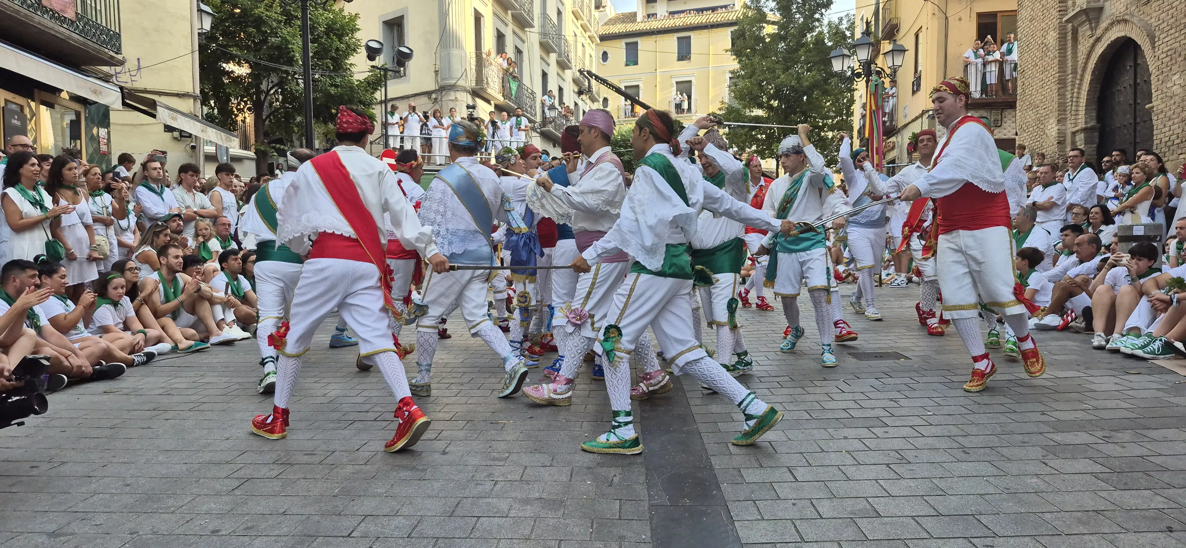 Los Danzantes de Huesca bailando el 10 de agosto de 2026 ante la Basílica de San Lorenzo. Foto Myriam Martínez