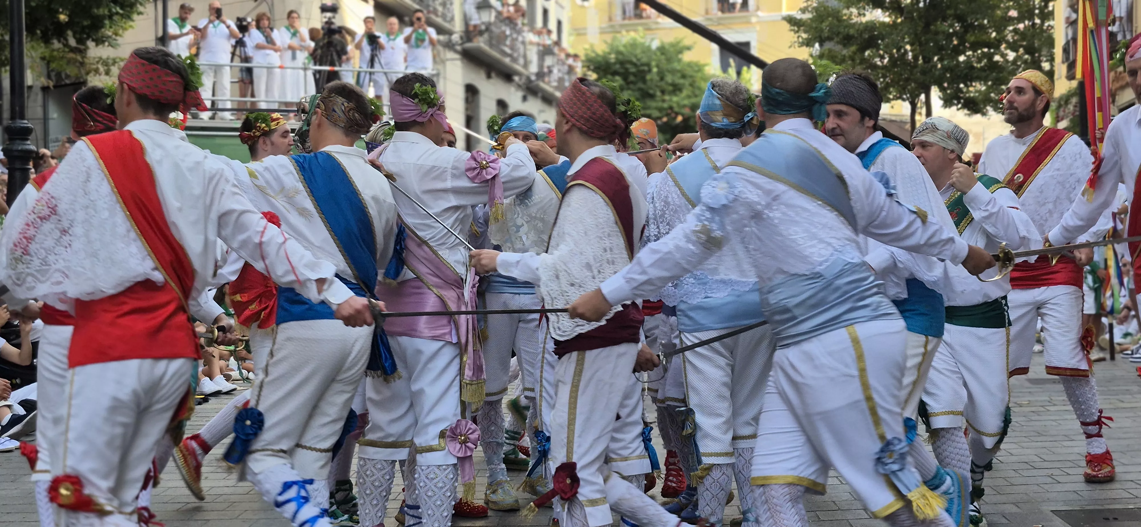 Los Danzantes de Huesca bailando el 10 de agosto de 2026 ante la Basílica de San Lorenzo. Foto Myriam Martínez