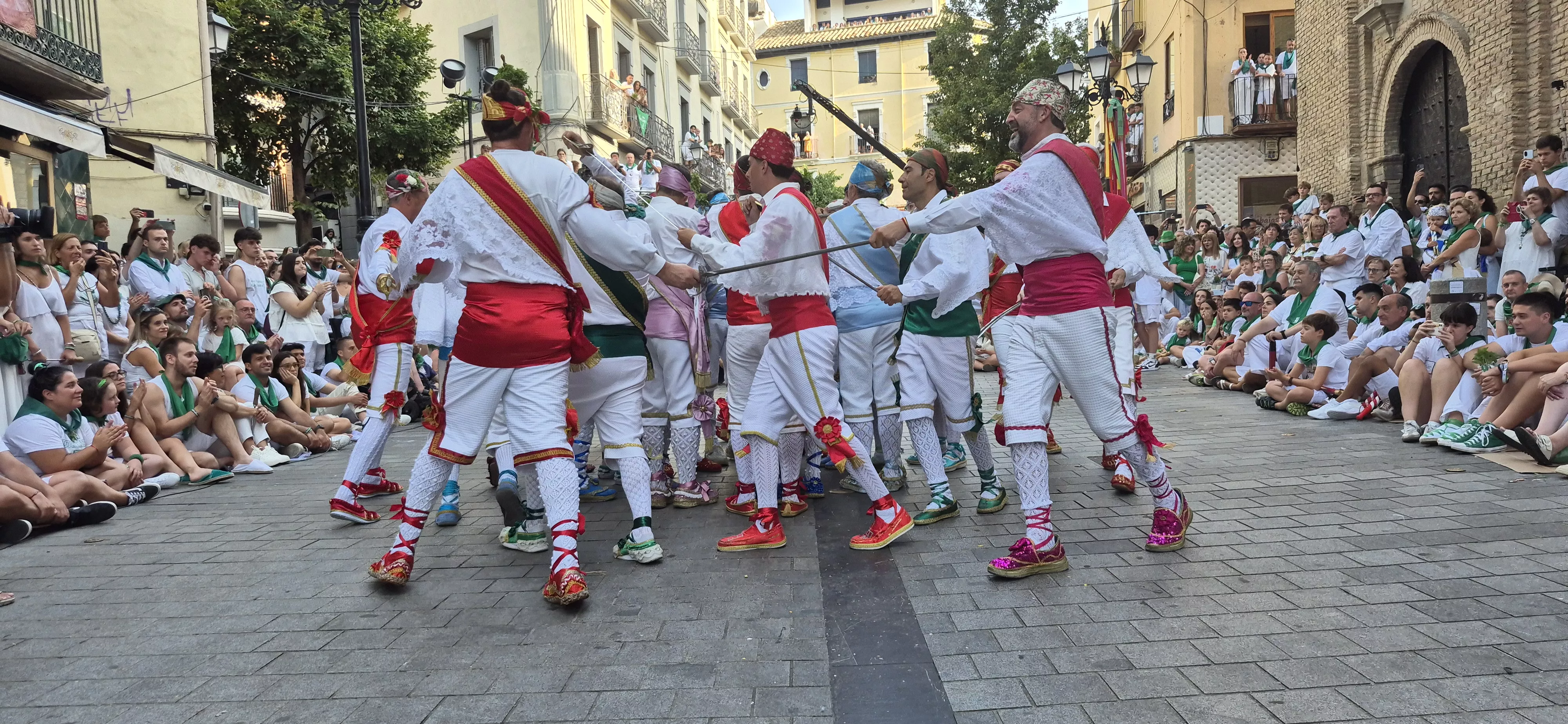Los Danzantes de Huesca bailando el 10 de agosto de 2026 ante la Basílica de San Lorenzo. Foto Myriam Martínez