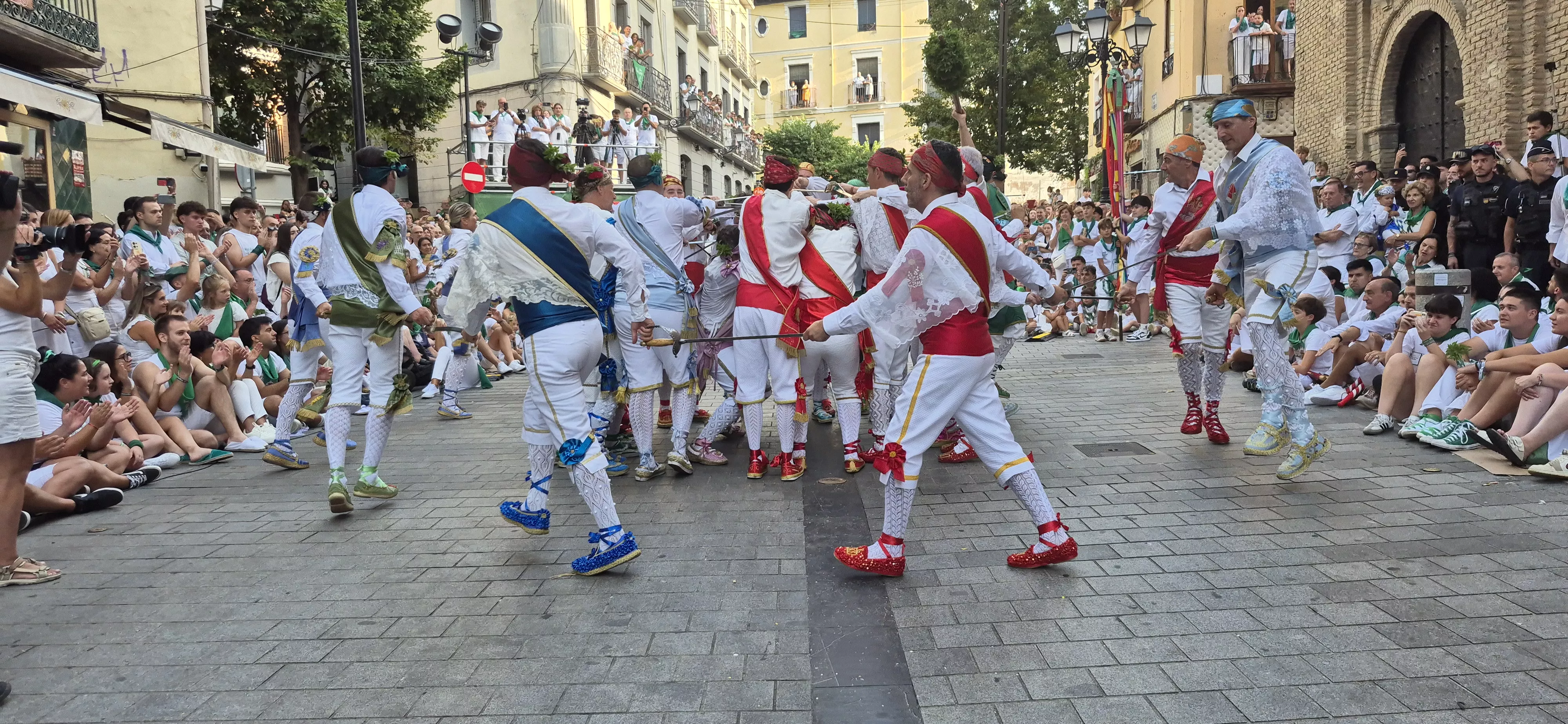 Los Danzantes de Huesca bailando el 10 de agosto de 2026 ante la Basílica de San Lorenzo. Foto Myriam Martínez