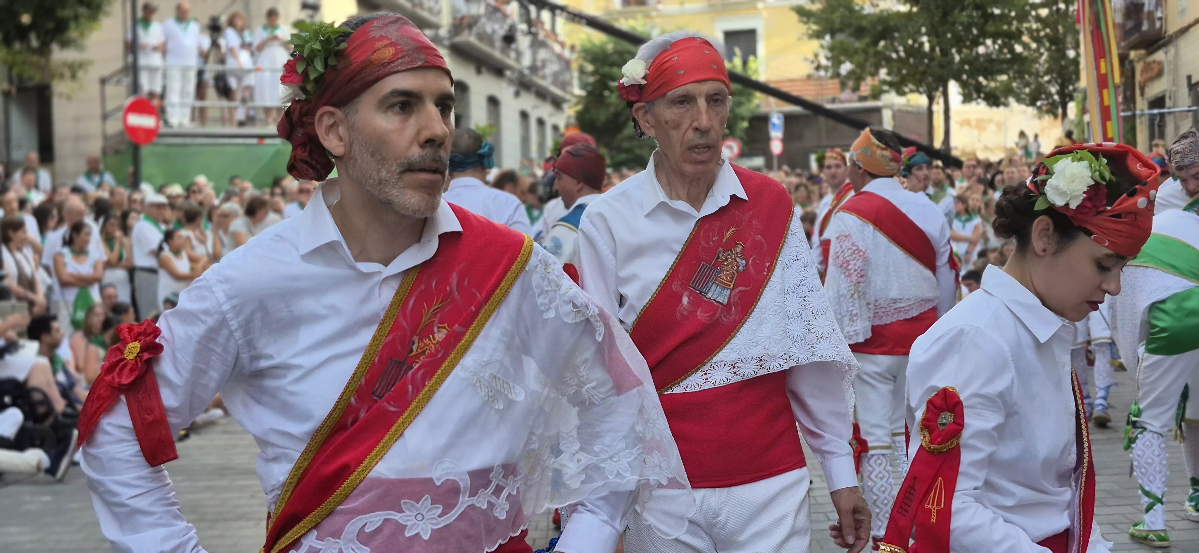 Los Danzantes de Huesca bailando el 10 de agosto de 2026 ante la Basílica de San Lorenzo. Foto Myriam Martínez