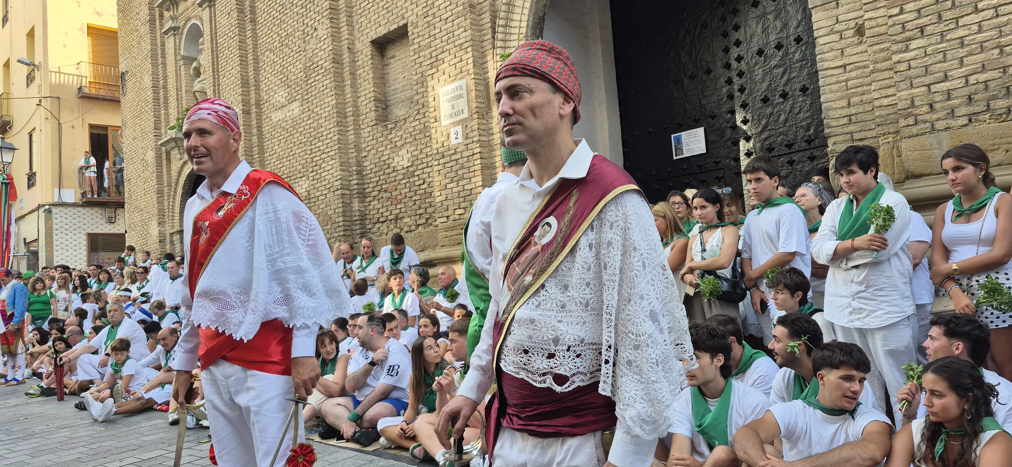 Los Danzantes de Huesca bailando el 10 de agosto de 2026 ante la Basílica de San Lorenzo. Foto Myriam Martínez