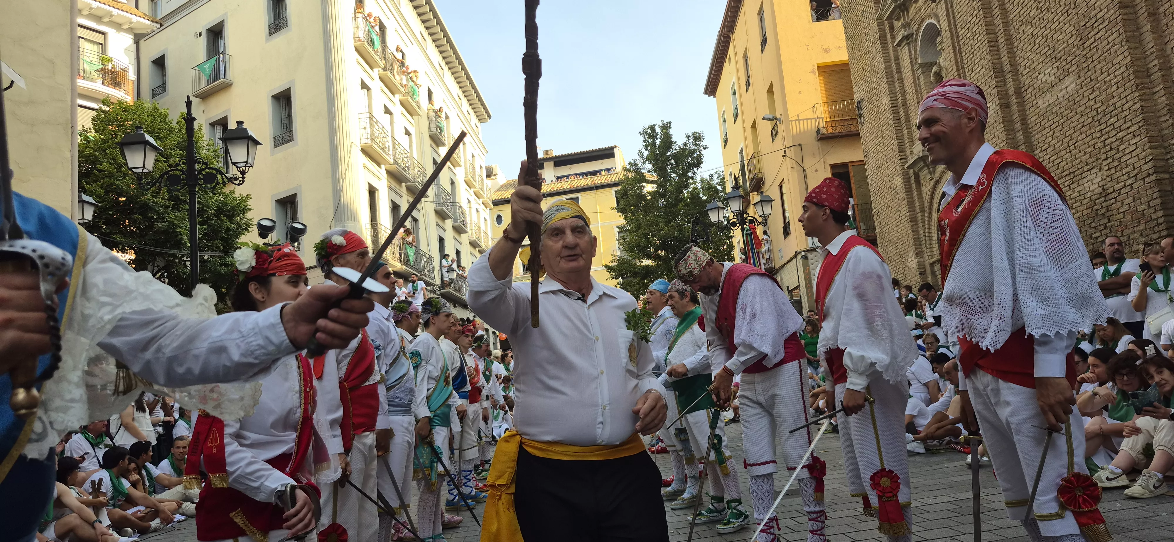 Los Danzantes de Huesca bailando el 10 de agosto de 2026 ante la Basílica de San Lorenzo. Foto Myriam Martínez