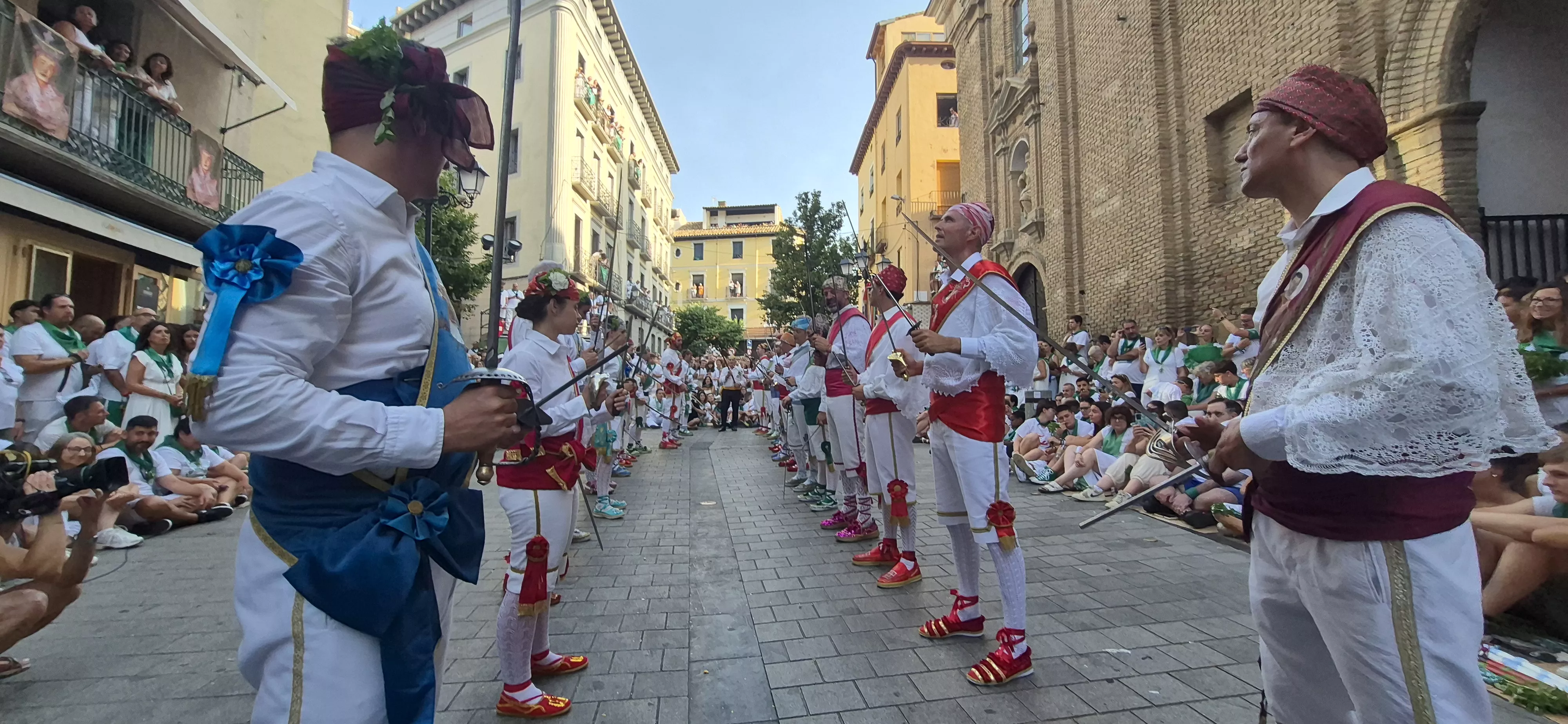 Los Danzantes de Huesca bailando el 10 de agosto de 2026 ante la Basílica de San Lorenzo. Foto Myriam Martínez