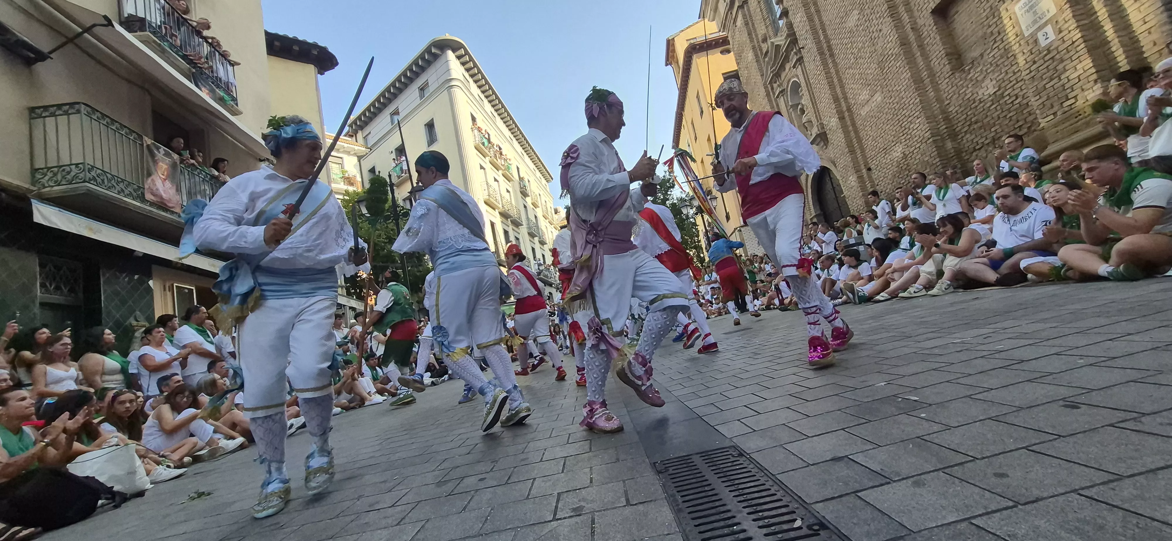 Los Danzantes de Huesca bailando el 10 de agosto de 2026 ante la Basílica de San Lorenzo. Foto Myriam Martínez