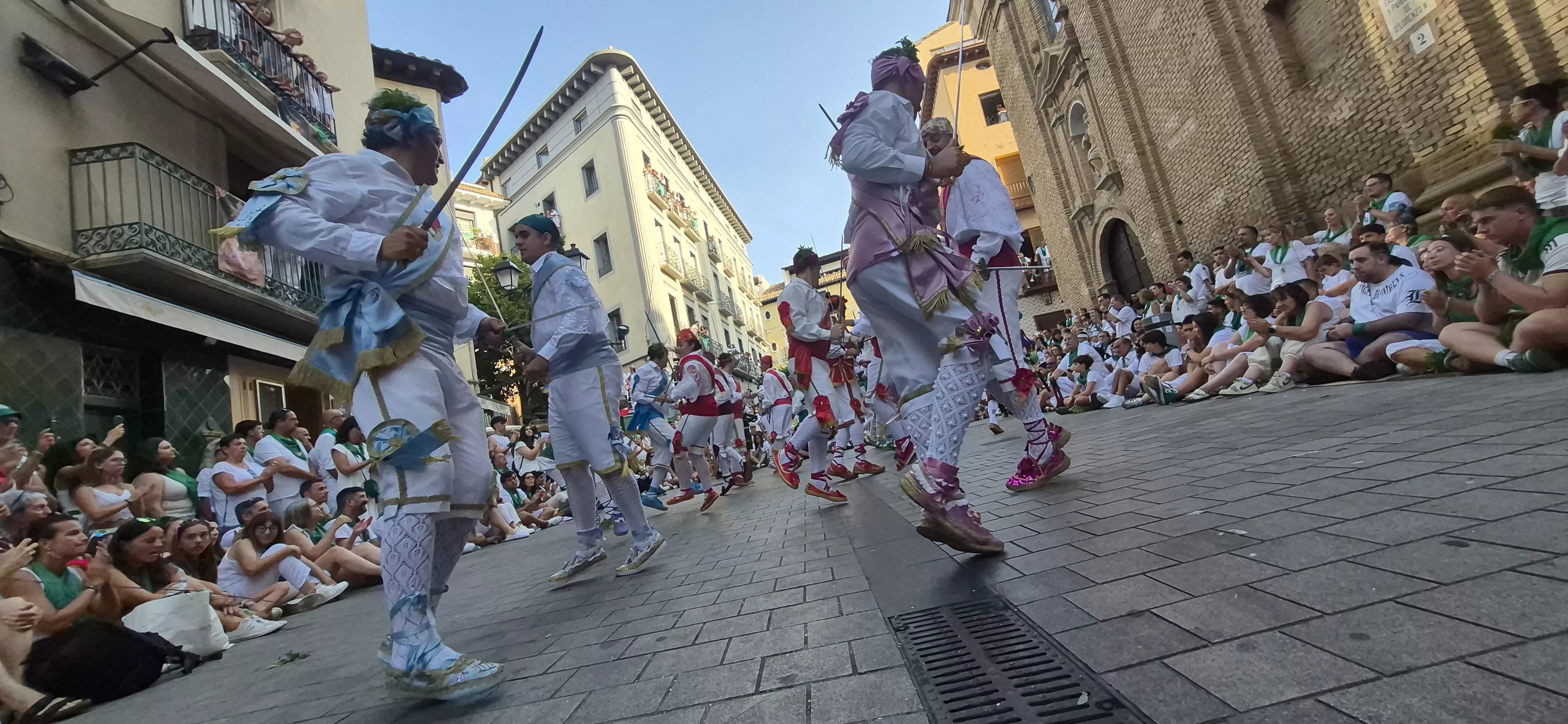 Los Danzantes de Huesca bailando el 10 de agosto de 2026 ante la Basílica de San Lorenzo. Foto Myriam Martínez