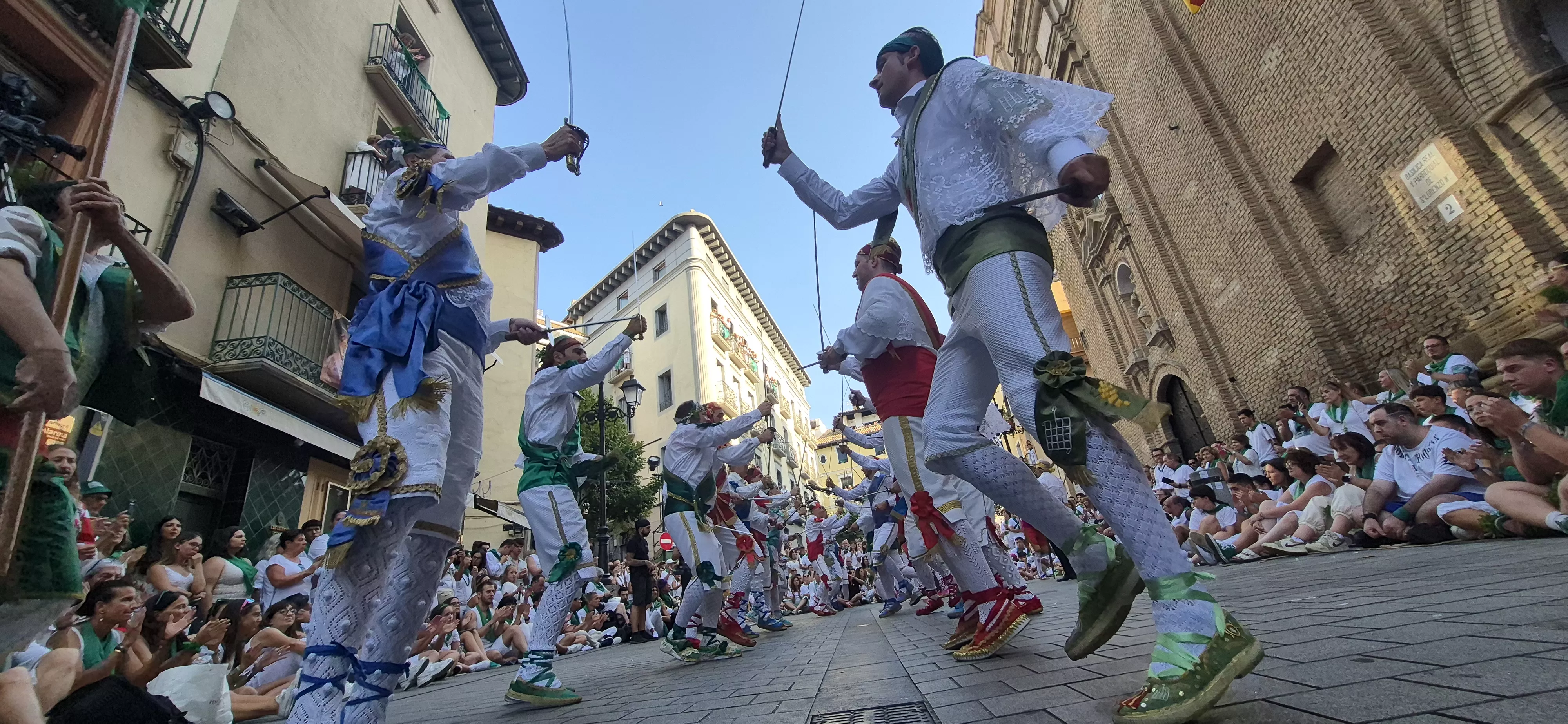 Los Danzantes de Huesca bailando el 10 de agosto de 2026 ante la Basílica de San Lorenzo. Foto Myriam Martínez