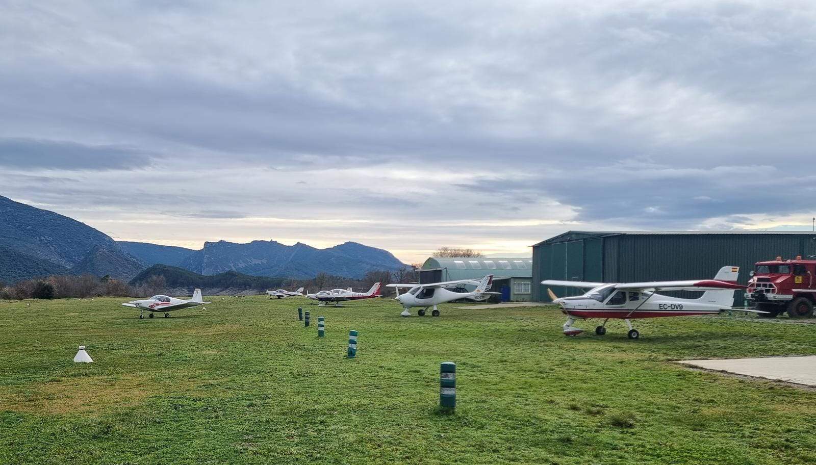 El aeródromo de Aínsa-Coscojuela de Sobrarbe no ha dejado de recibir pilotos este invierno. Foto Escuela Girolibre