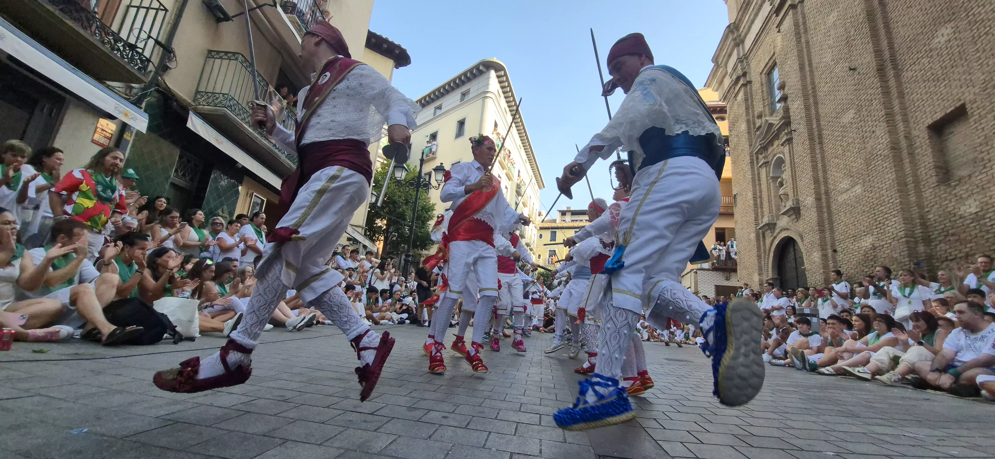 Los Danzantes de Huesca bailando el 10 de agosto de 2026 ante la Basílica de San Lorenzo. Foto Myriam Martínez