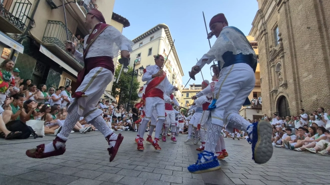 Los Danzantes de Huesca bailando el 10 de agosto de 2026 ante la Basílica de San Lorenzo. Foto Myriam Martínez Los Danzantes de Huesca bailando el 10 de agosto de 2026 ante la Basílica de San Lorenzo. Foto Myriam Martínez