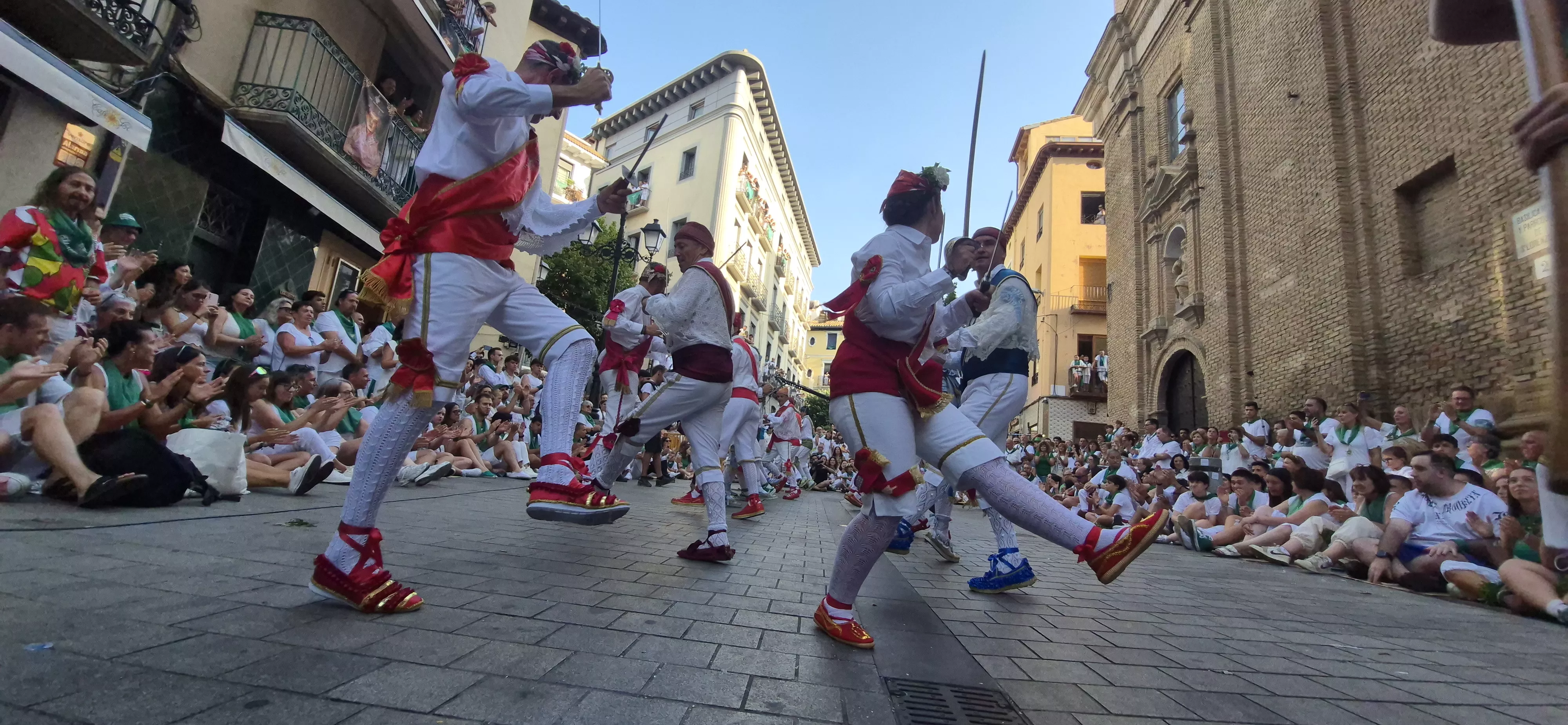 Los Danzantes de Huesca bailando el 10 de agosto de 2026 ante la Basílica de San Lorenzo. Foto Myriam Martínez