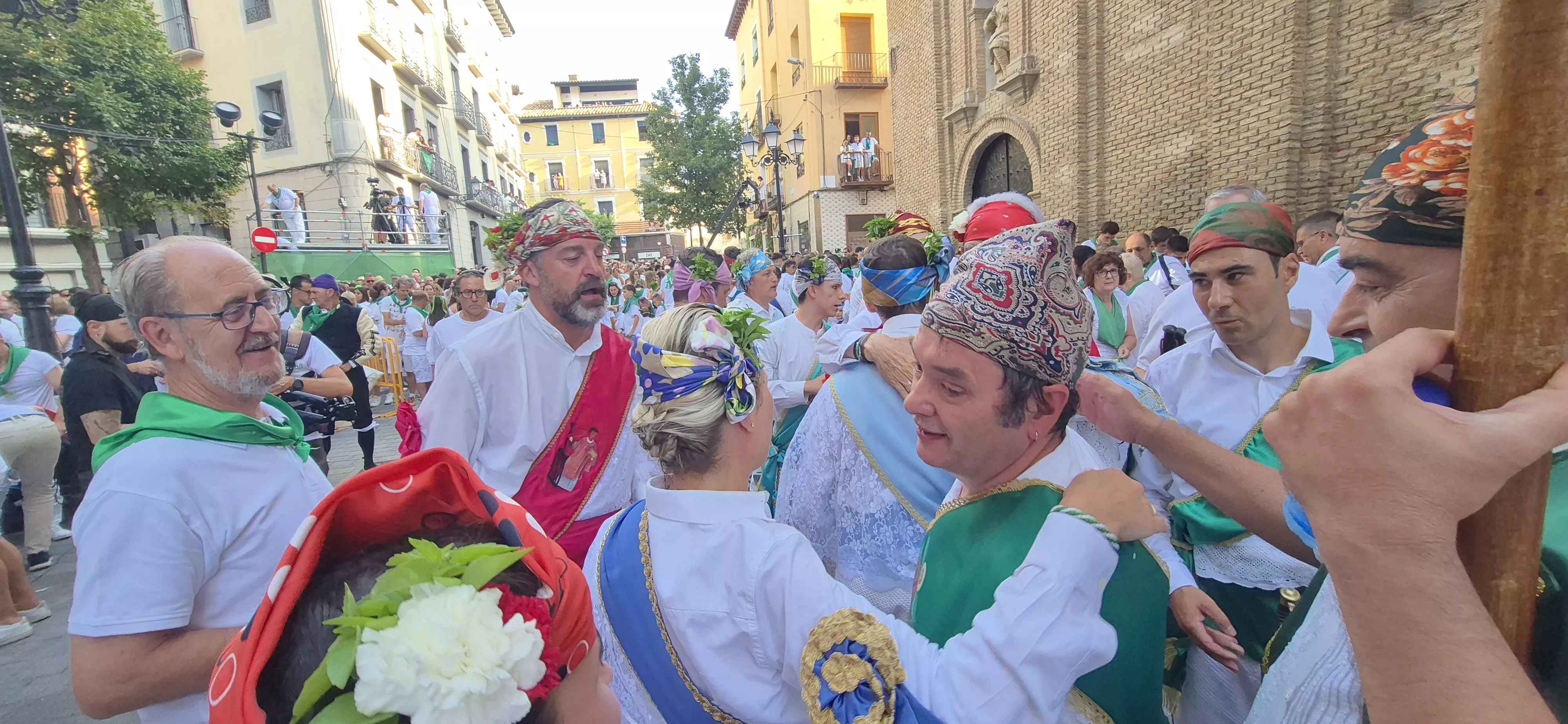 Los Danzantes de Huesca bailando el 10 de agosto de 2026 ante la Basílica de San Lorenzo. Foto Myriam Martínez