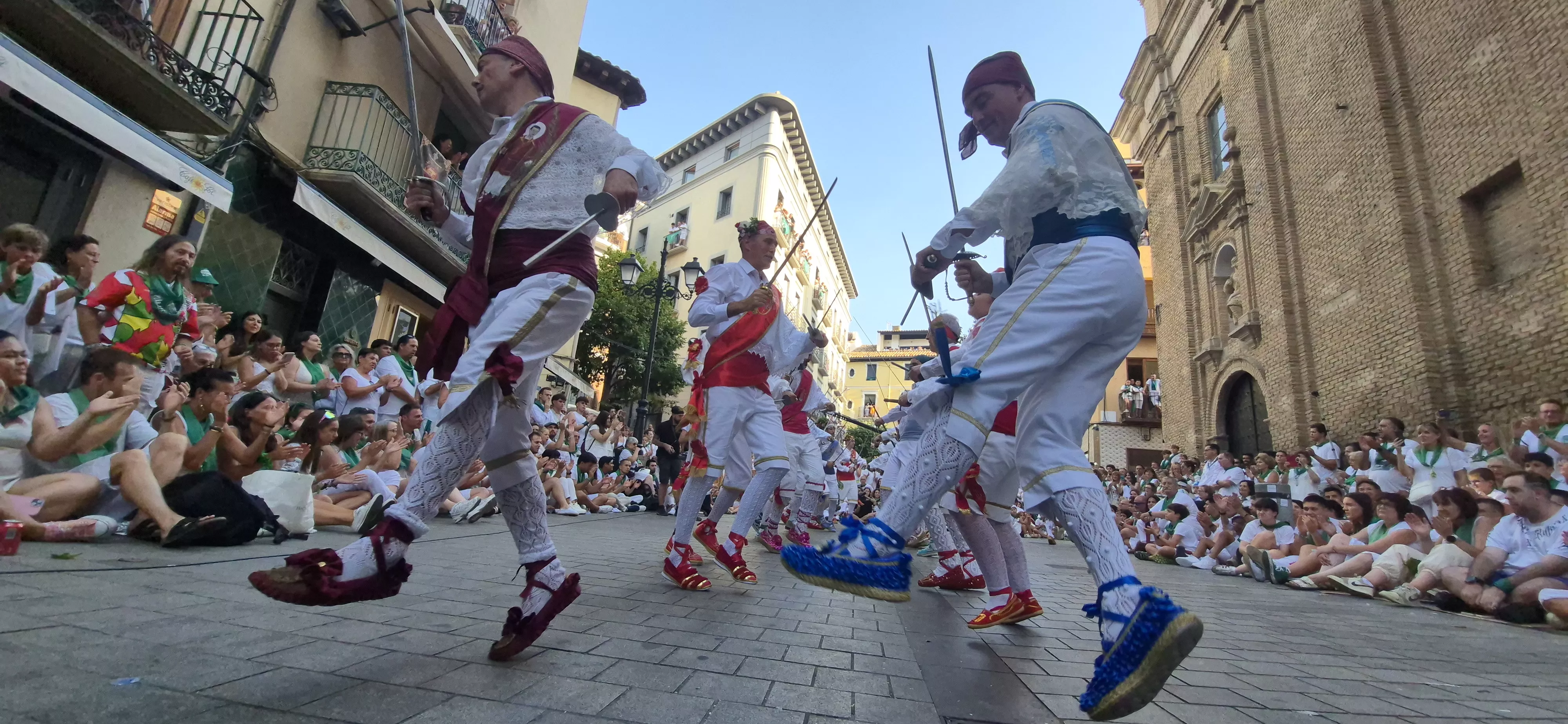 Los Danzantes de Huesca bailando el 10 de agosto de 2026 ante la Basílica de San Lorenzo. Foto Myriam Martínez