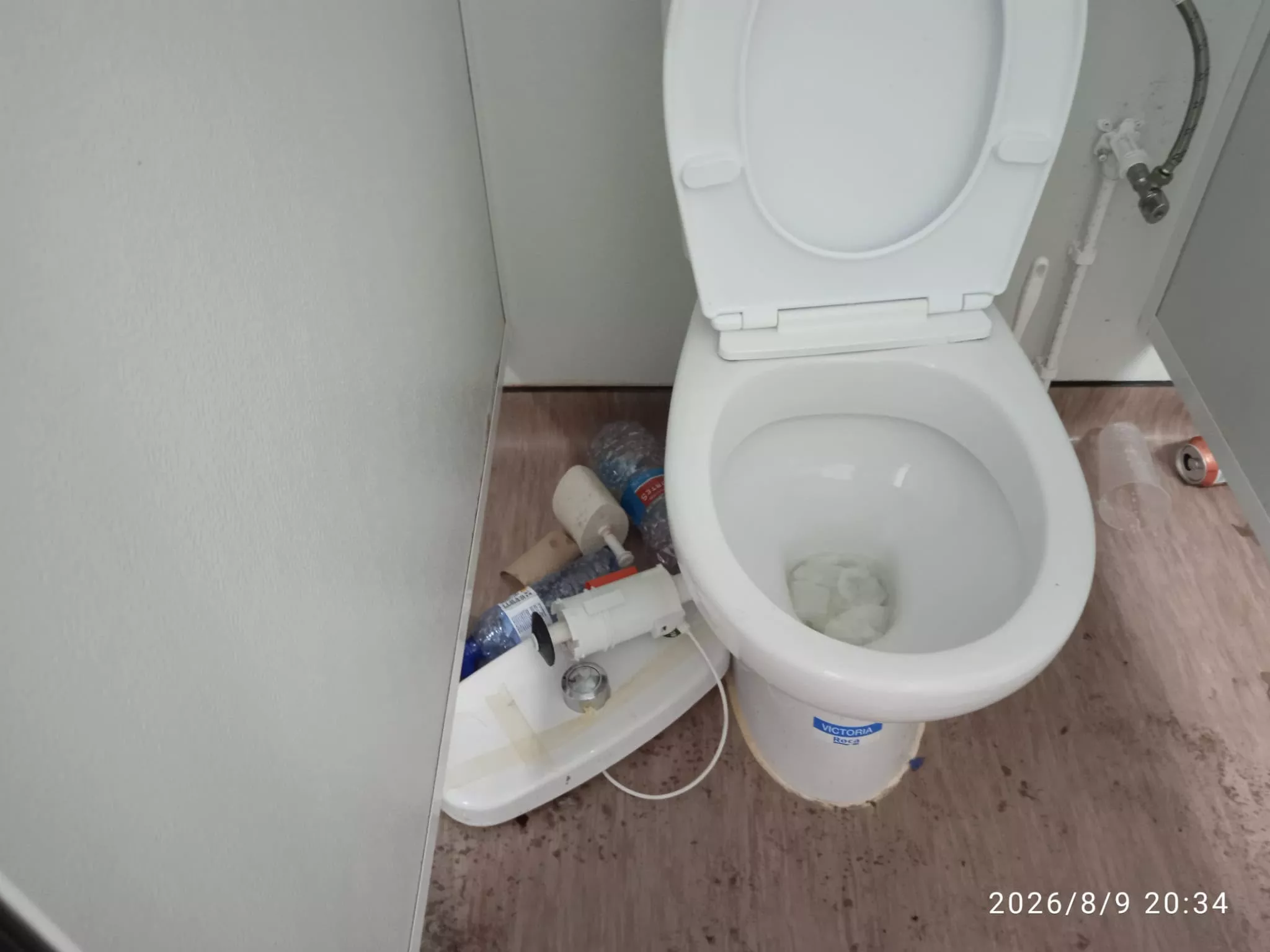 Vandalizados los urinarios públicos de la plaza de San Pedro de Huesca durante la madrugada.