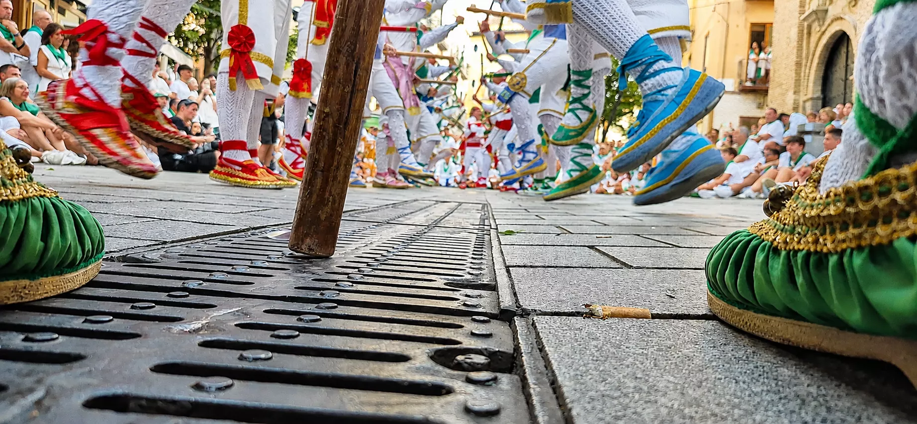 Los Danzantes de Huesca bailando el 10 de agosto de 2026 ante la Basílica de San Lorenzo. Foto Myriam Martínez