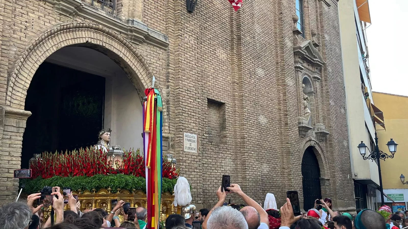Procesión de San Lorenzo por las calles de Huesca. Foto Mercedes Manterola
