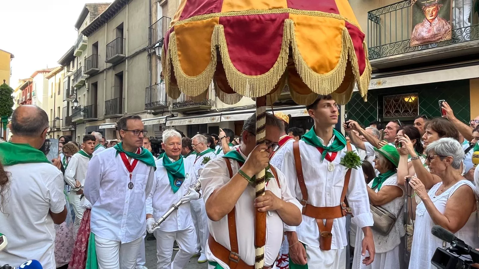Procesión de San Lorenzo por las calles de Huesca. Foto Mercedes Manterola