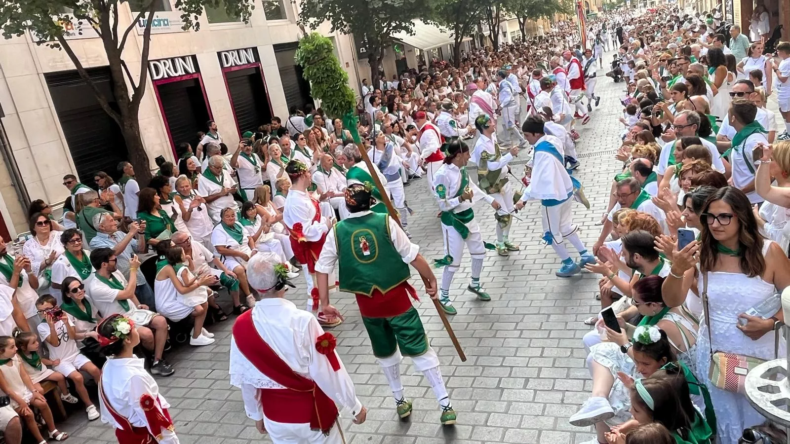 Procesión de San Lorenzo por las calles de Huesca. Foto Mercedes Manterola