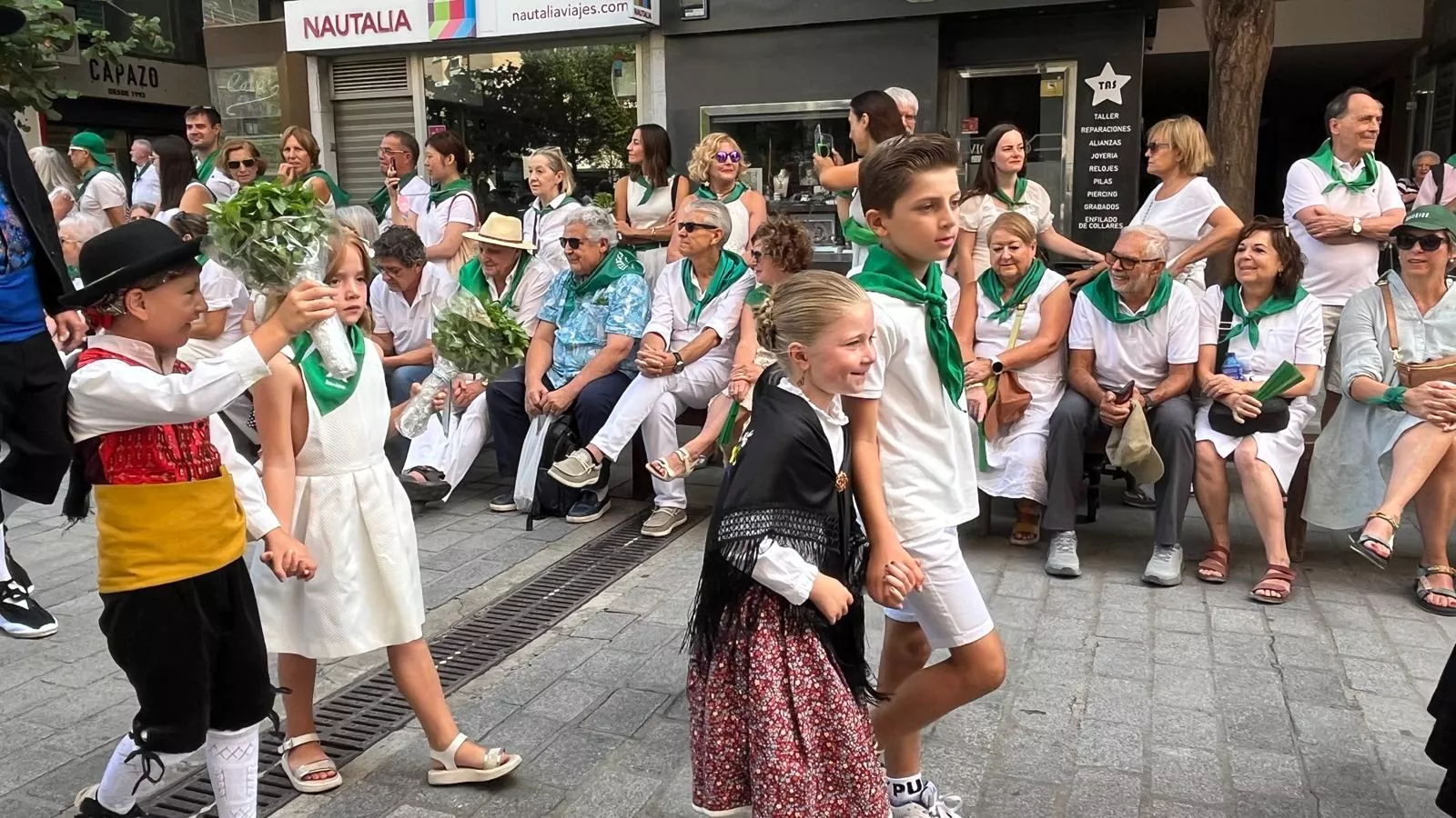 Procesión de San Lorenzo por las calles de Huesca. Foto Mercedes Manterola